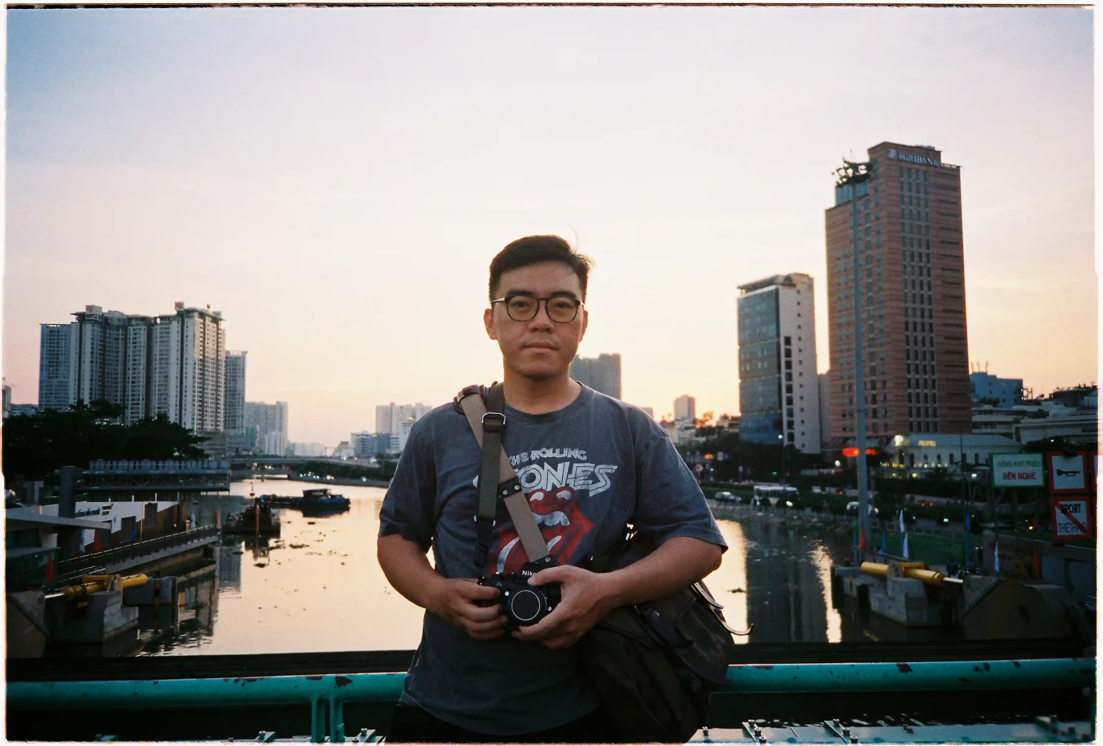 Chân dung trên cầu với hậu cảnh thành phố ven sông được chụp bởi Fuji Everyday OP khi không sử dụng flash - Fuji 400