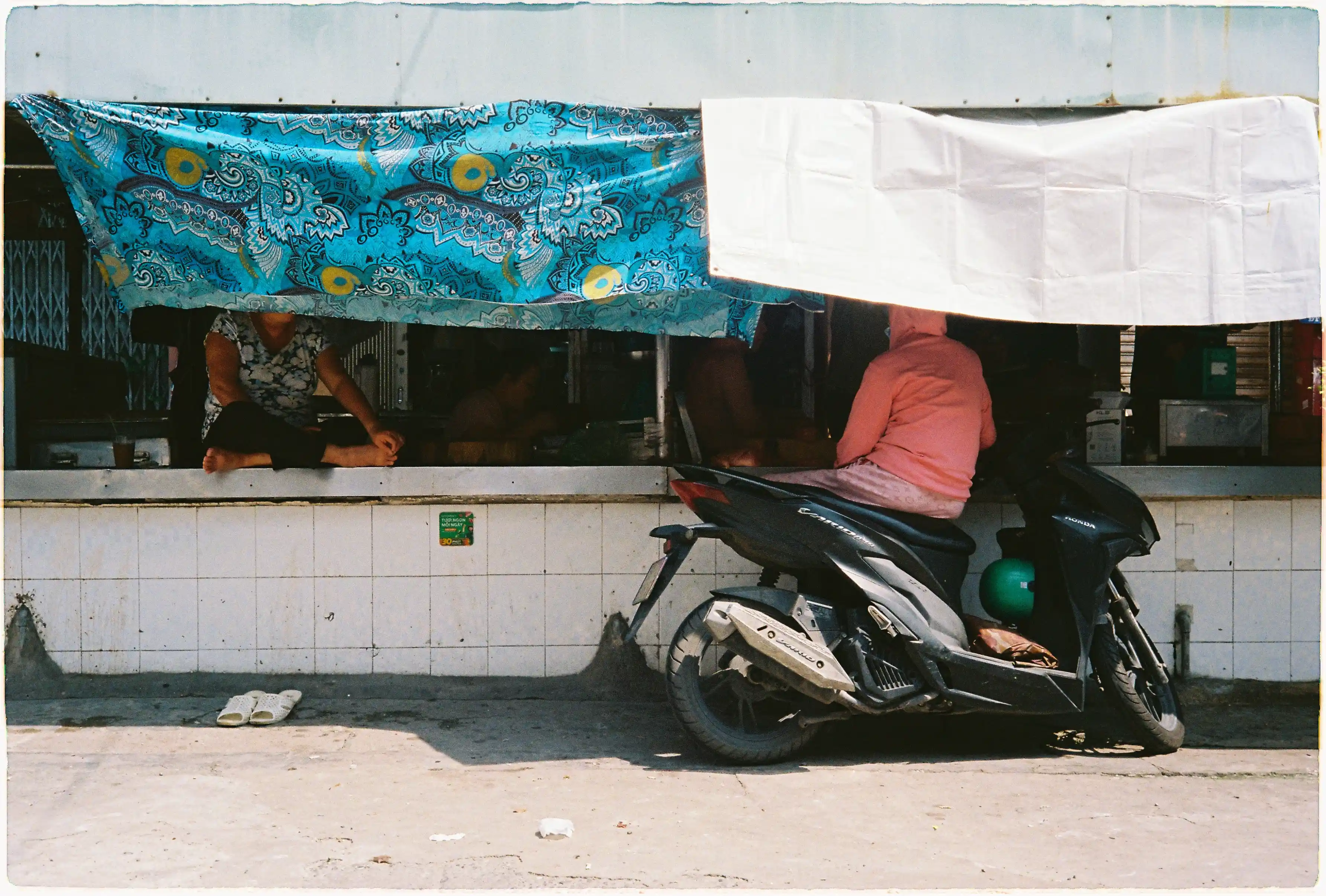 Ảnh đời thường tại tiệm tạp hóa, thể hiện khả năng tách bạch chi tiết và màu sắc của máy ảnh film Rollei 35 SE. Rollei 35 SE, f/11, 1/500s, Fuji 400