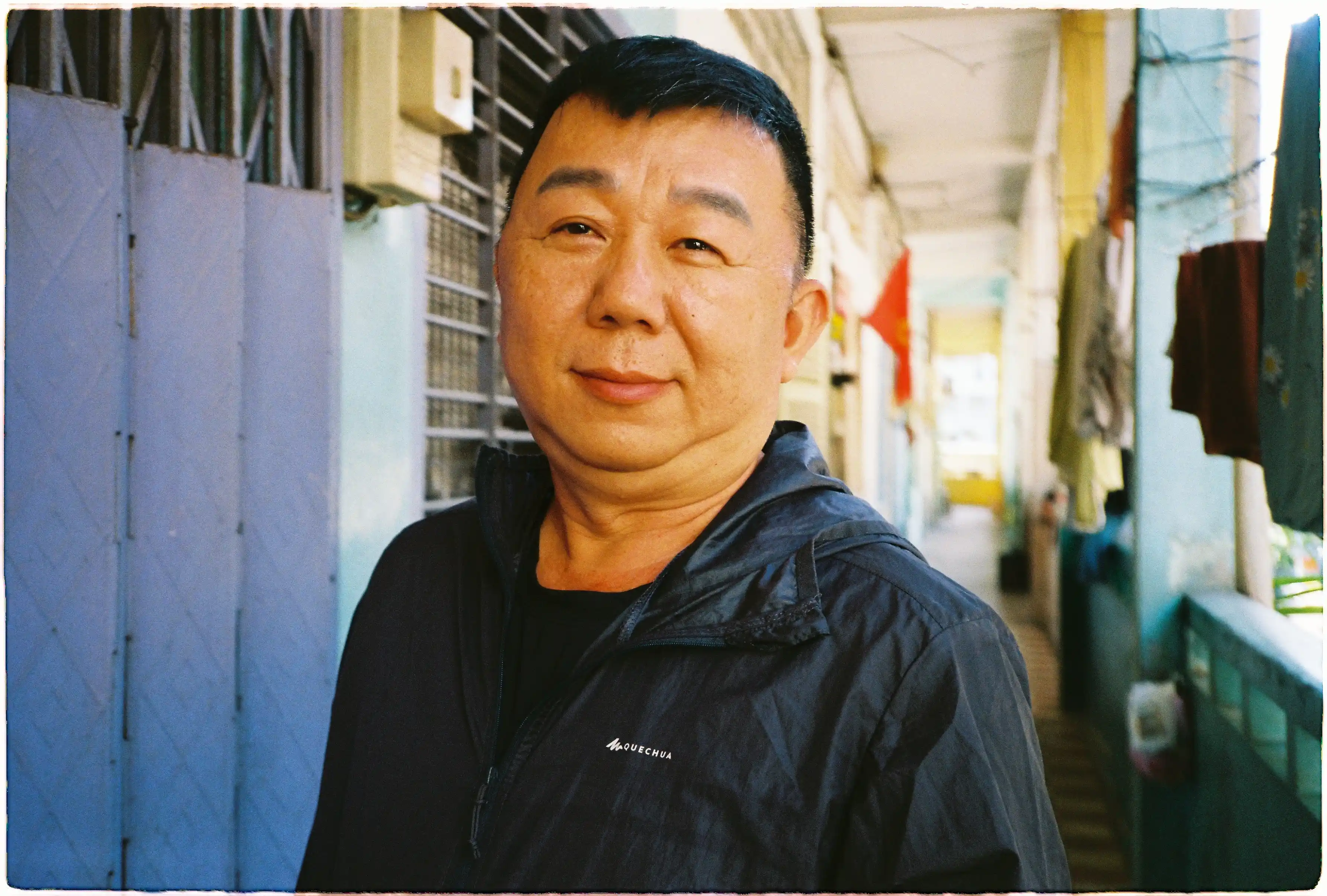 Ảnh chân dung cận cảnh người đàn ông tại hành lang, chụp bằng Nikon L35AD3 - Fuji 400