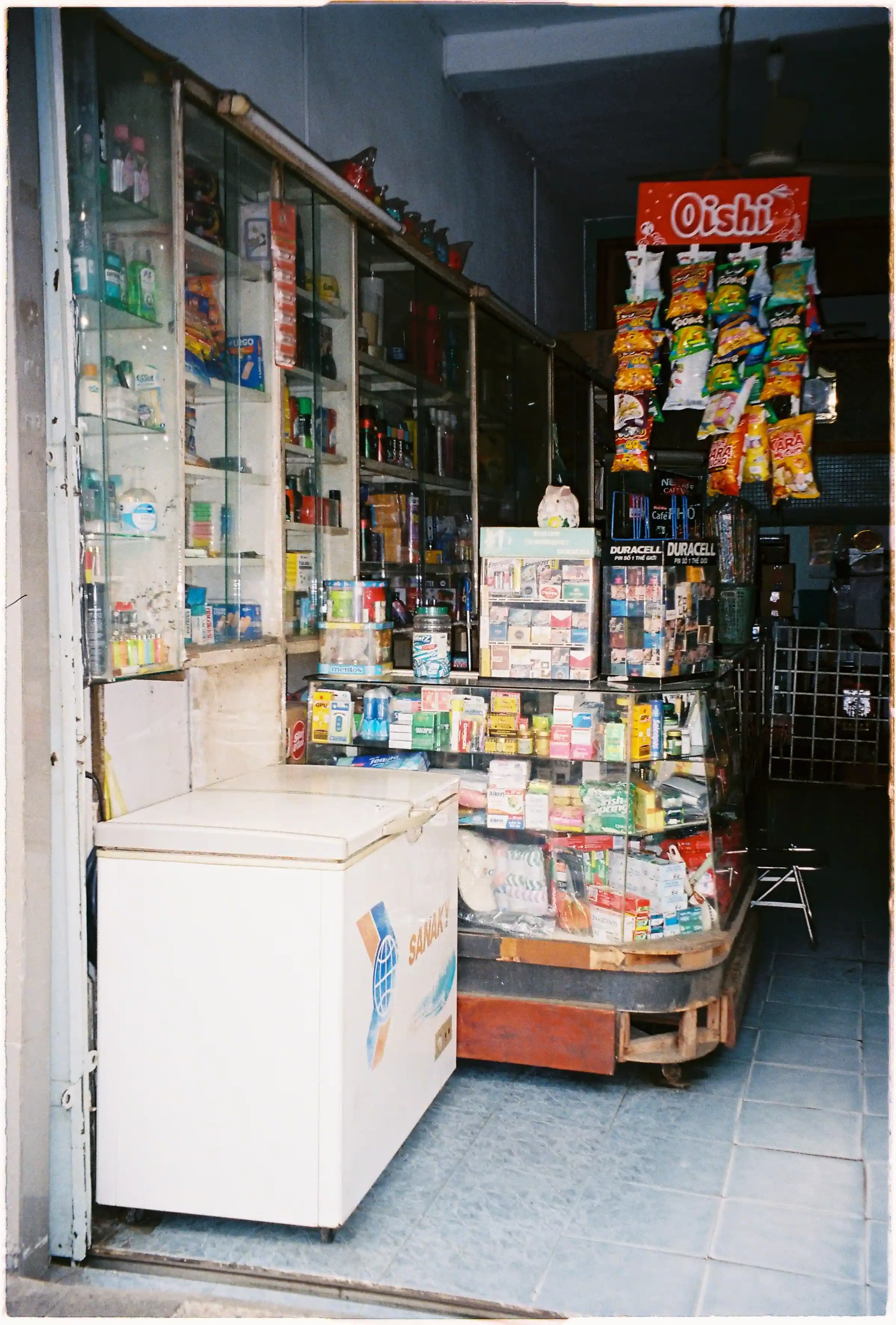 Ảnh chụp một cửa hàng trên đường Trần Hưng Đạo - Canon Autoboy 155 + Fujifilm 400