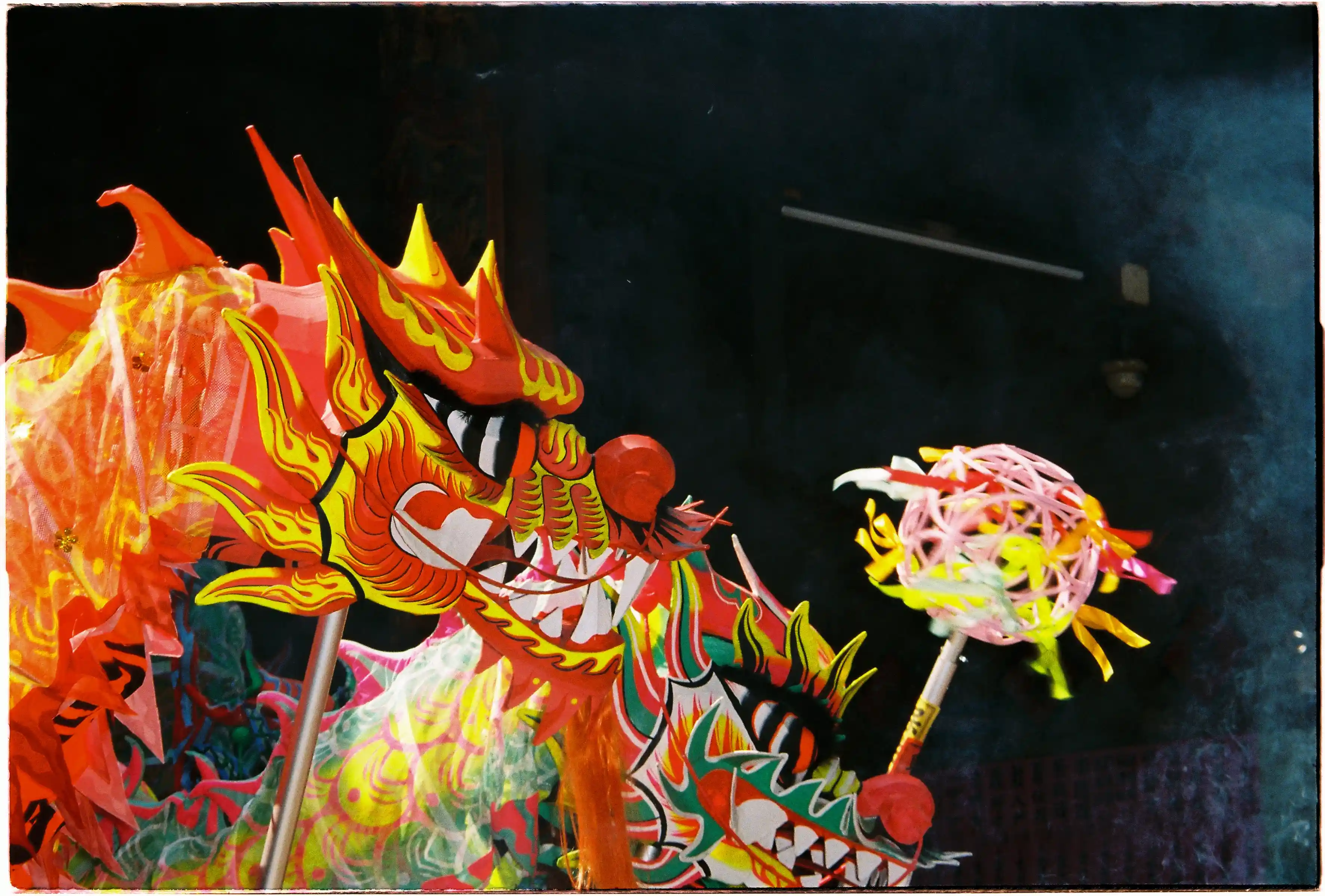 Đầu rồng đỏ đang múa lượng: Ảnh bắt nét chính xác vào mắt rồng bất chấp khói mờ, chụp bởi Canon Autoboy Jet