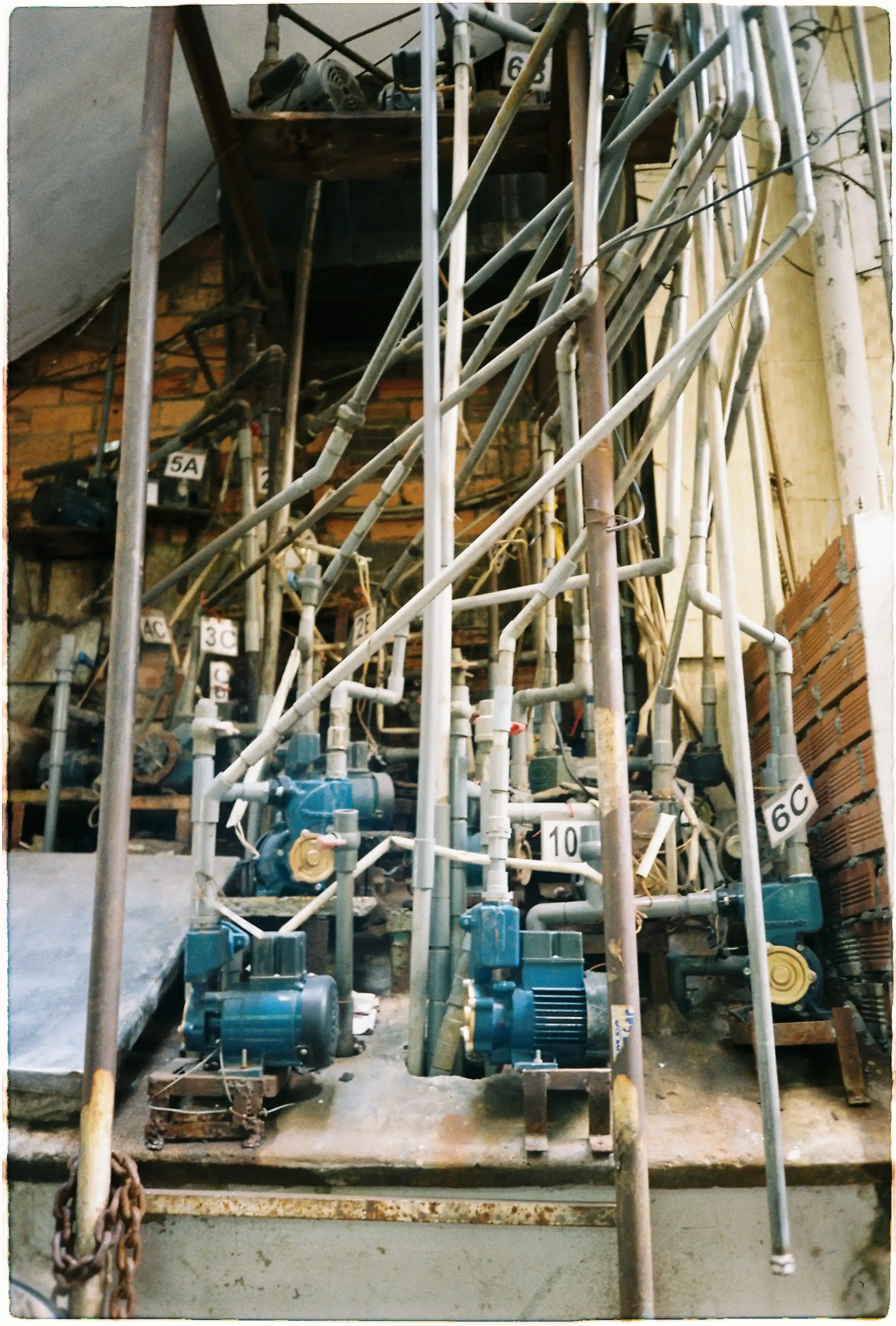 Ảnh chụp hệ thống máy bơm ở khu chung cư cổ tại Chinatown của Sài Gòn. Ảnh chụp không nét căng do tốc độ màn trập thấp - Kodak Gold 200