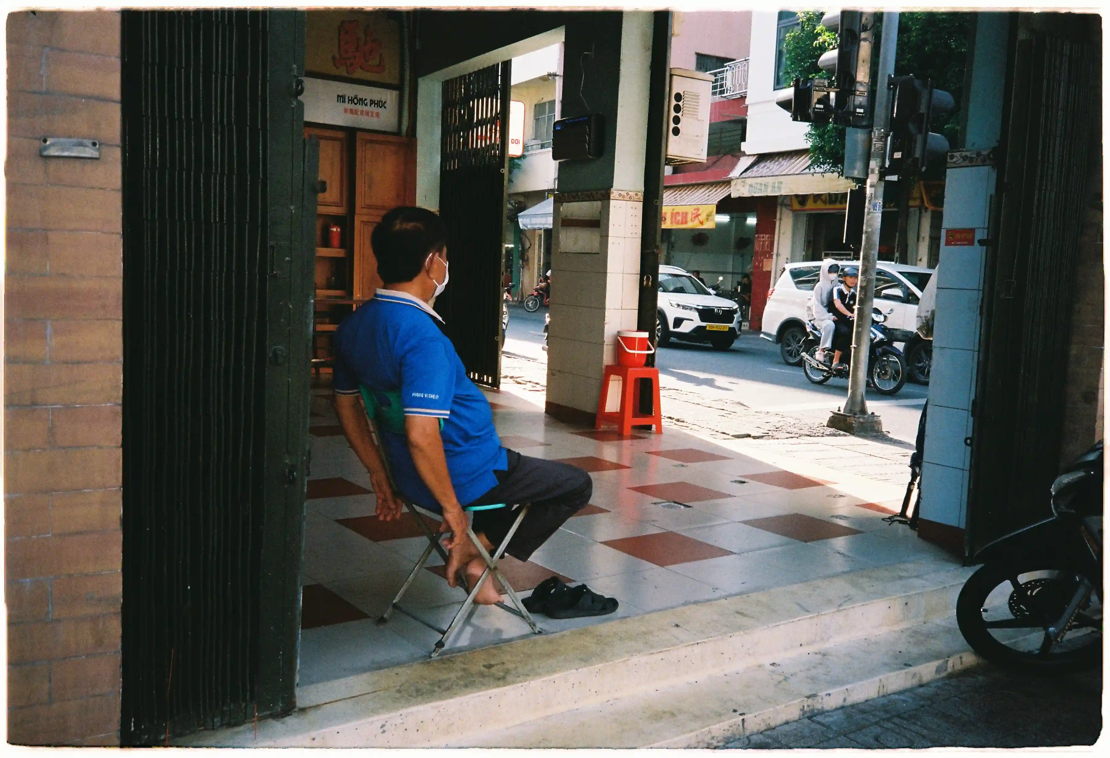 Khả năng cân bằng sáng tốt của Pentax PC35 AF cùng với màu sắc đậm đà - Fuji 400