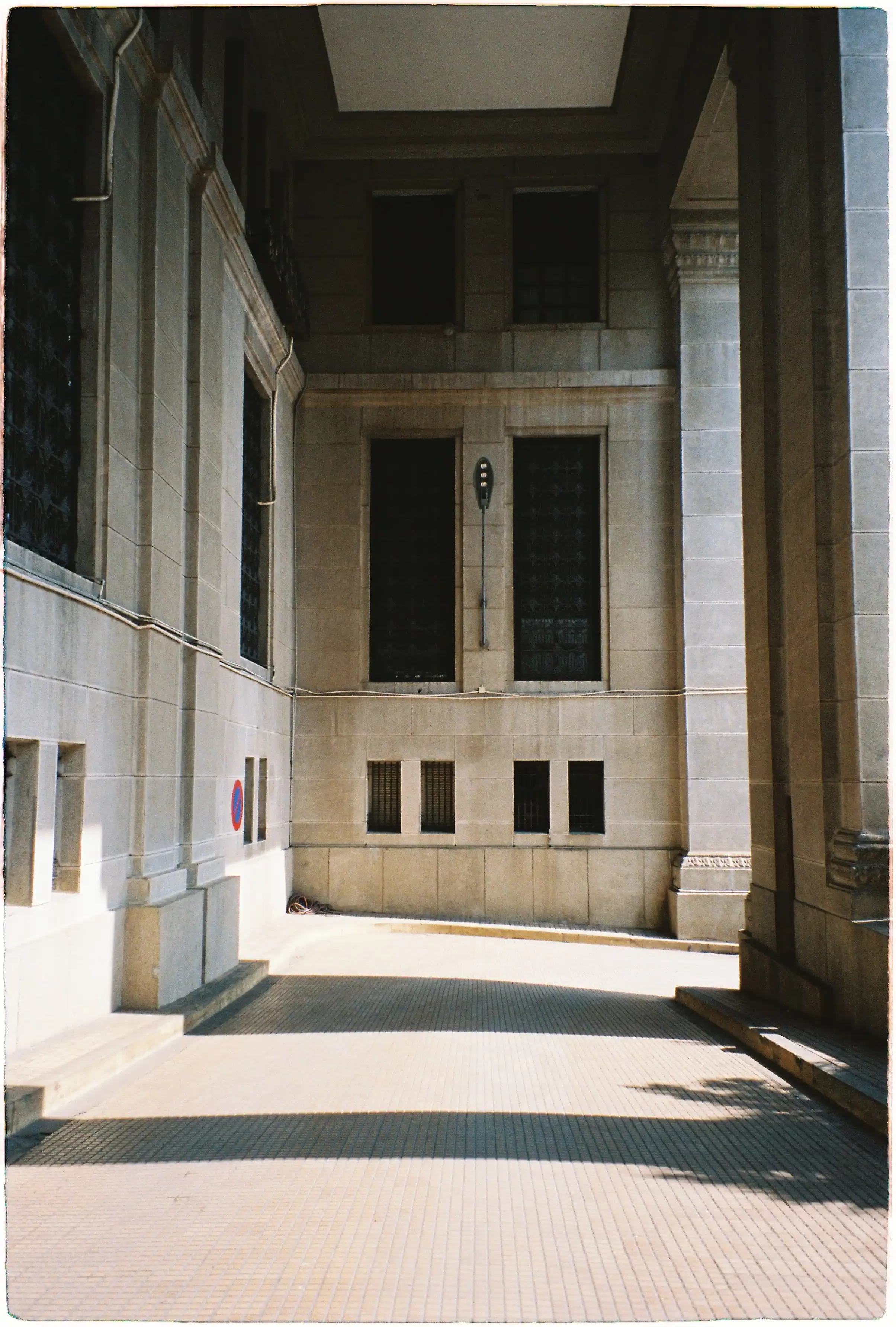 Sảnh tòa nhà Ngân Hàng Nhà Nước: Ảnh góc rộng 28mm sắc nét, thể hiện rõ chất liệu và đường nét hình học từ Canon Sure Shot Z90W