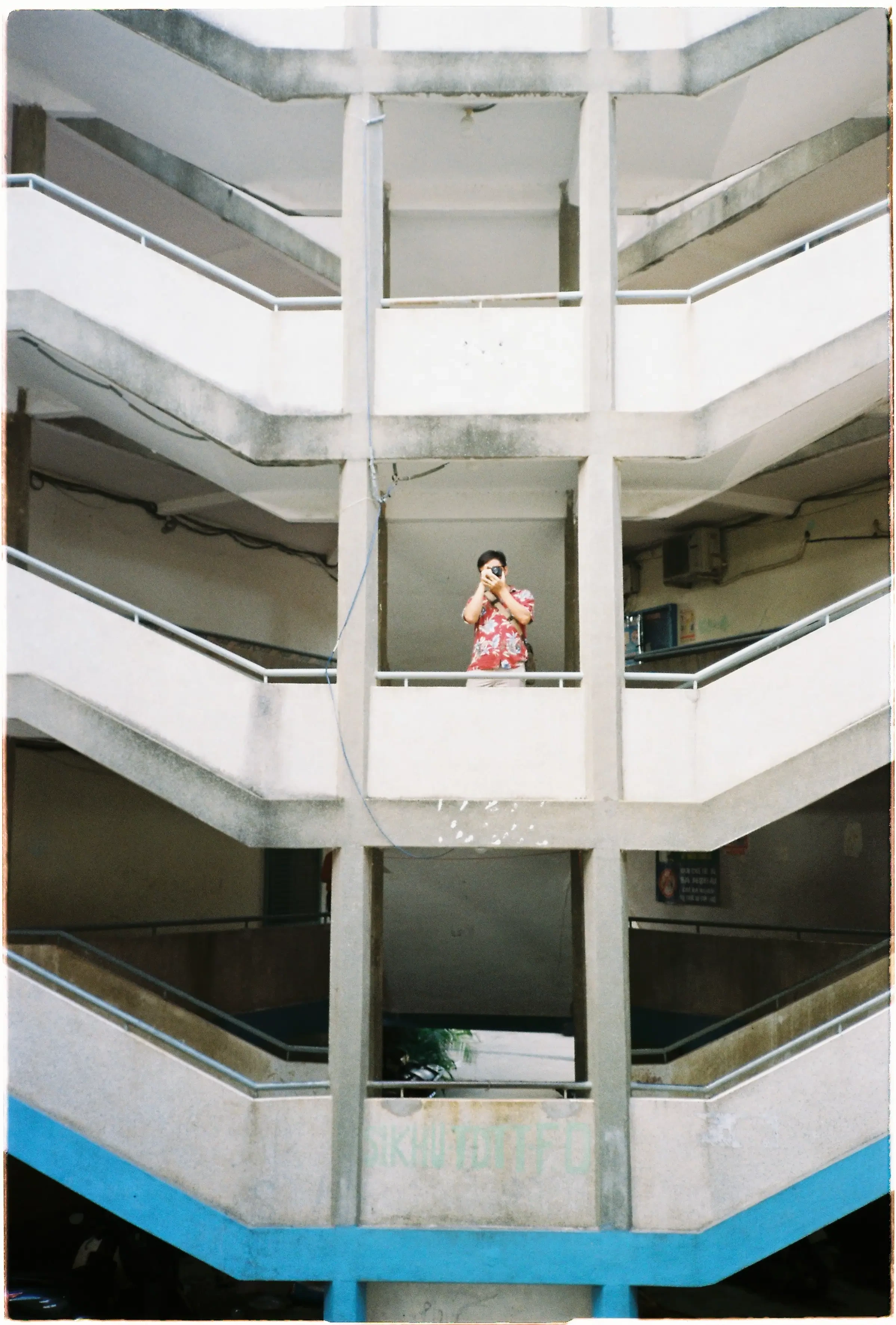 Cầu thang chung cư cũ với thiết kế zic-zac đối xứng: Ảnh kiến trúc cho thấy khả năng kiểm soát méo hình tốt của Canon Autoboy 3 - Kodak Gold 200