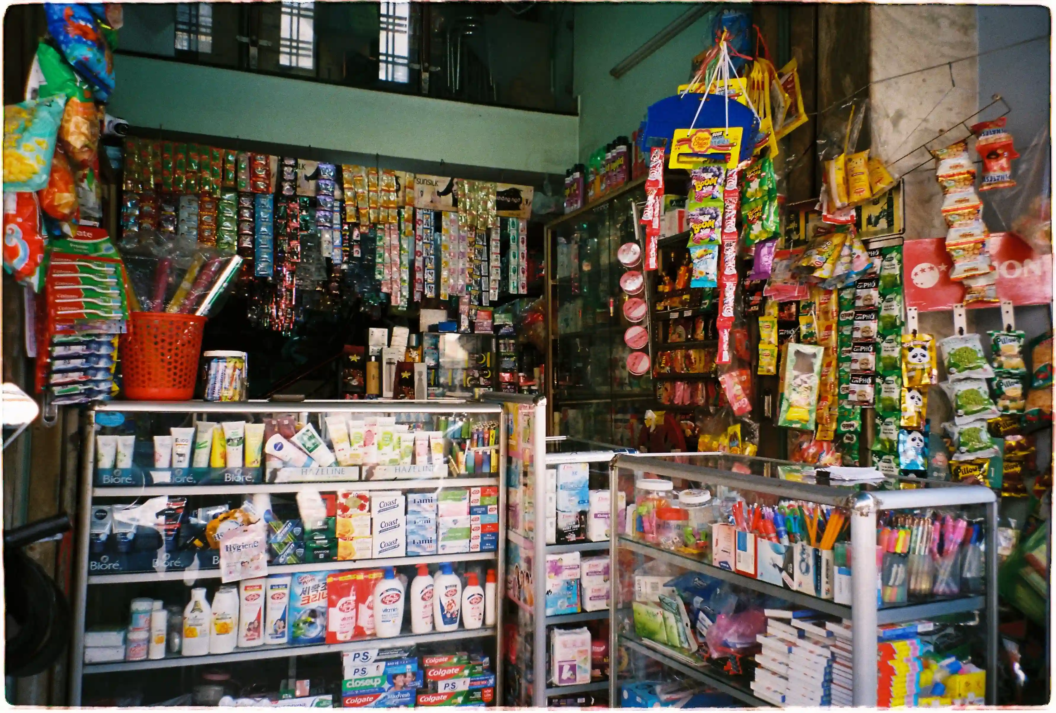 Màu sắc rực rỡ của 1 hàng tạp hóa trong khu dân cư chụp bởi Konica Lexio 70 - Fuji 400.