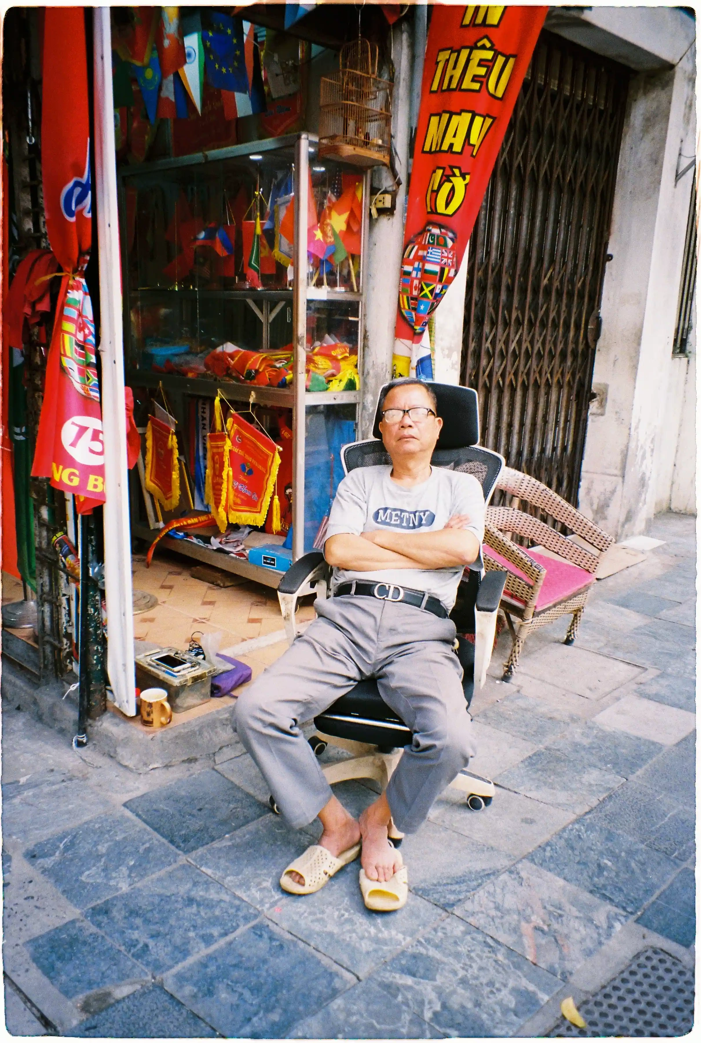 Khoảnh khắc người đàn ông ngủ trưa trên phố: Ảnh chụp lén (candid) thành công nhờ màn trập êm ái của Pentax Espio 120 SW II - Fuji 400