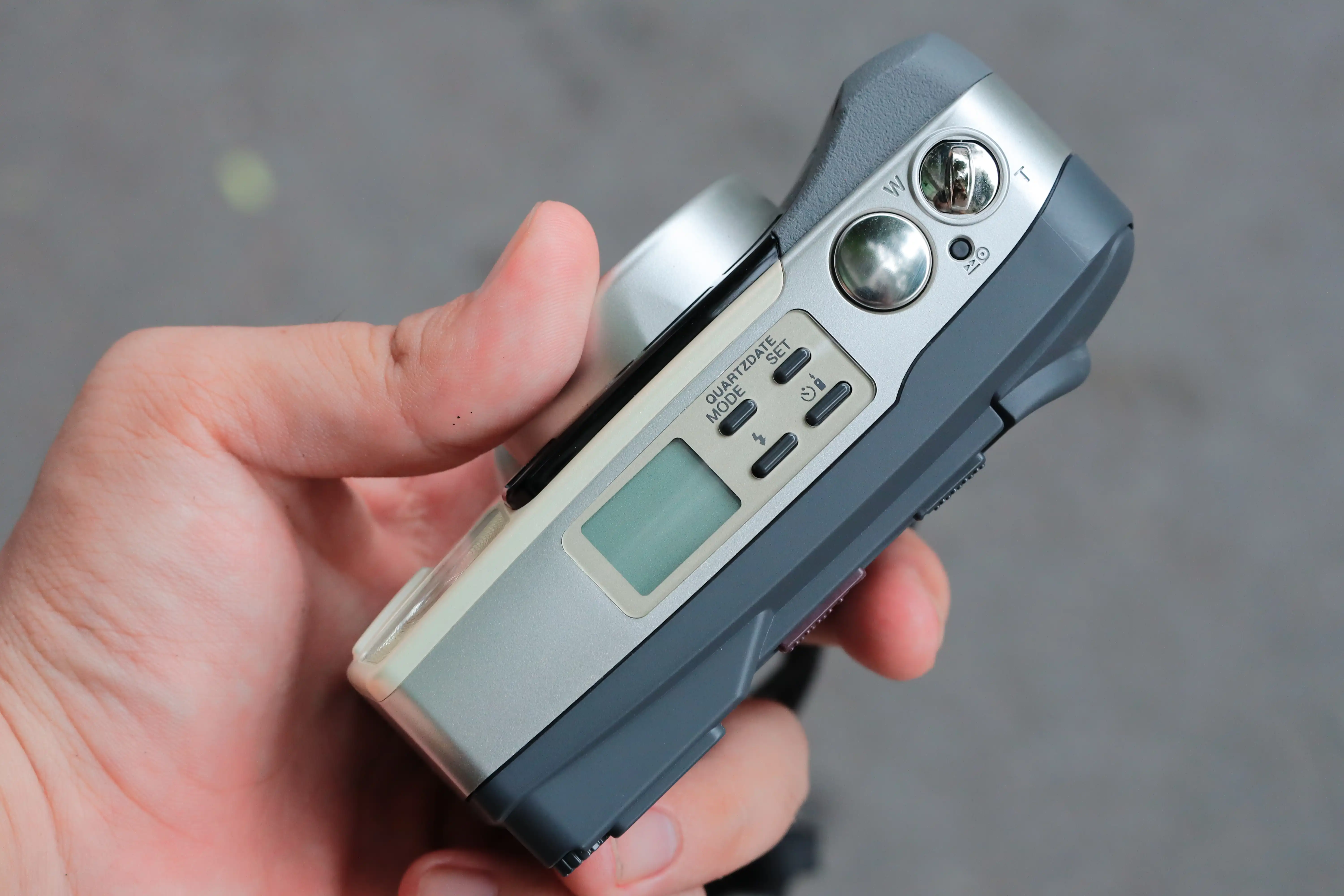 Các nút điều chỉnh chức năng đa phần đều nằm trên nóc máy Olympus Citia 160, thuận tiện cho người dùng.