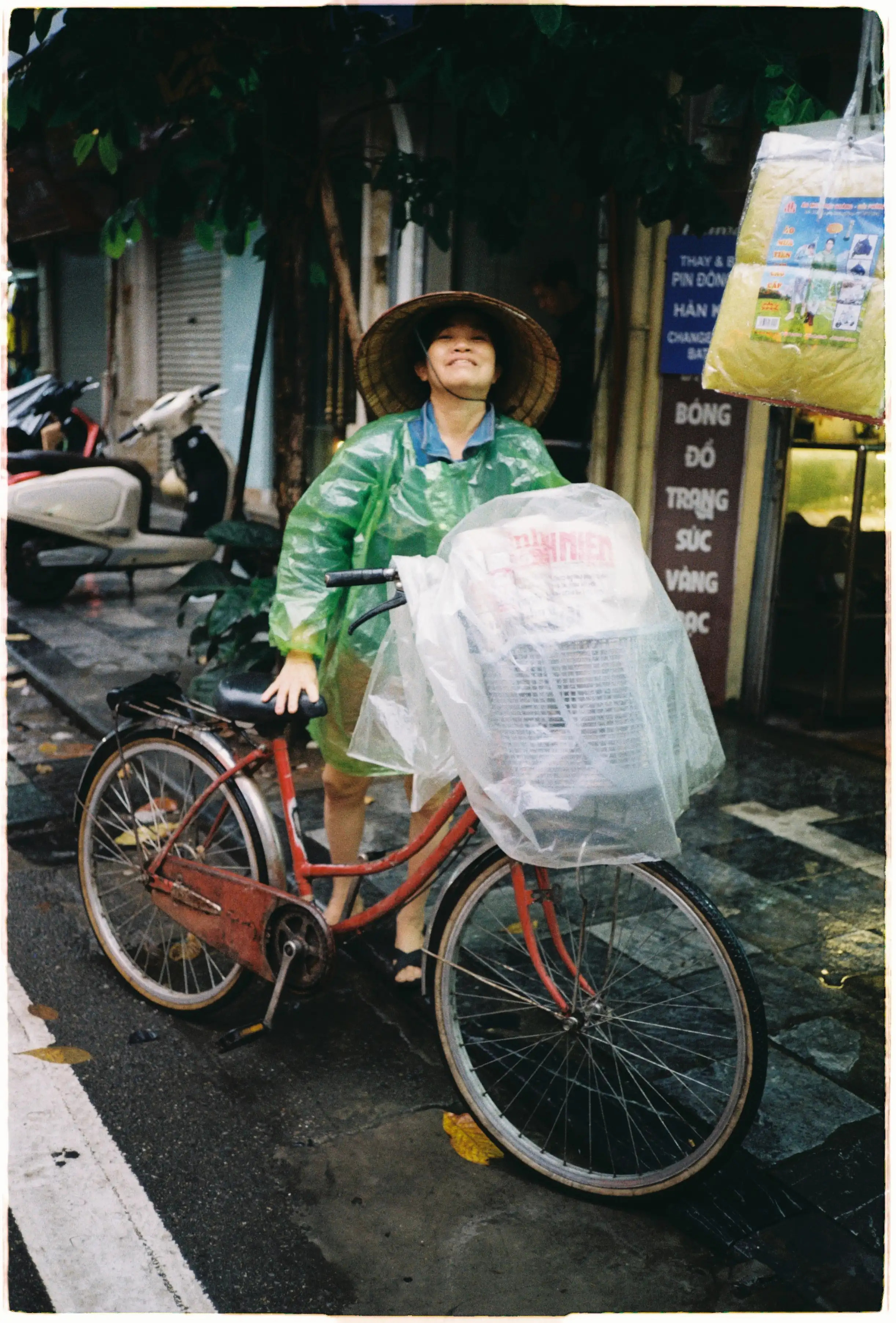 Bức ảnh chụp đường phố bằng máy Nikon L35AF không dùng flash, sử dụng film Gold 200, trong điều kiện ánh sáng tự nhiên, ánh sáng yếu, không flash - Kodak Gold 200