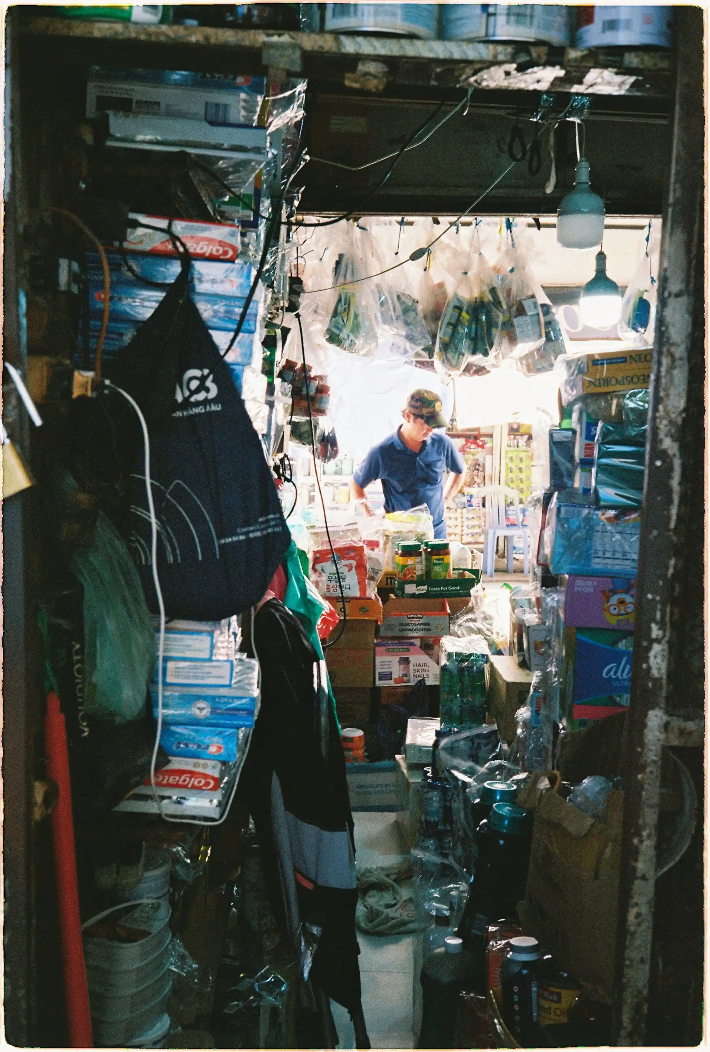 Test khả năng xử lý ánh sáng hỗn hợp của Rollei 35 SE: Chi tiết hàng hóa trong bóng râm và ánh sáng tự nhiên từ cửa chính. Rollei 35 SE, f/5.6, 1/30s, Fuji 400