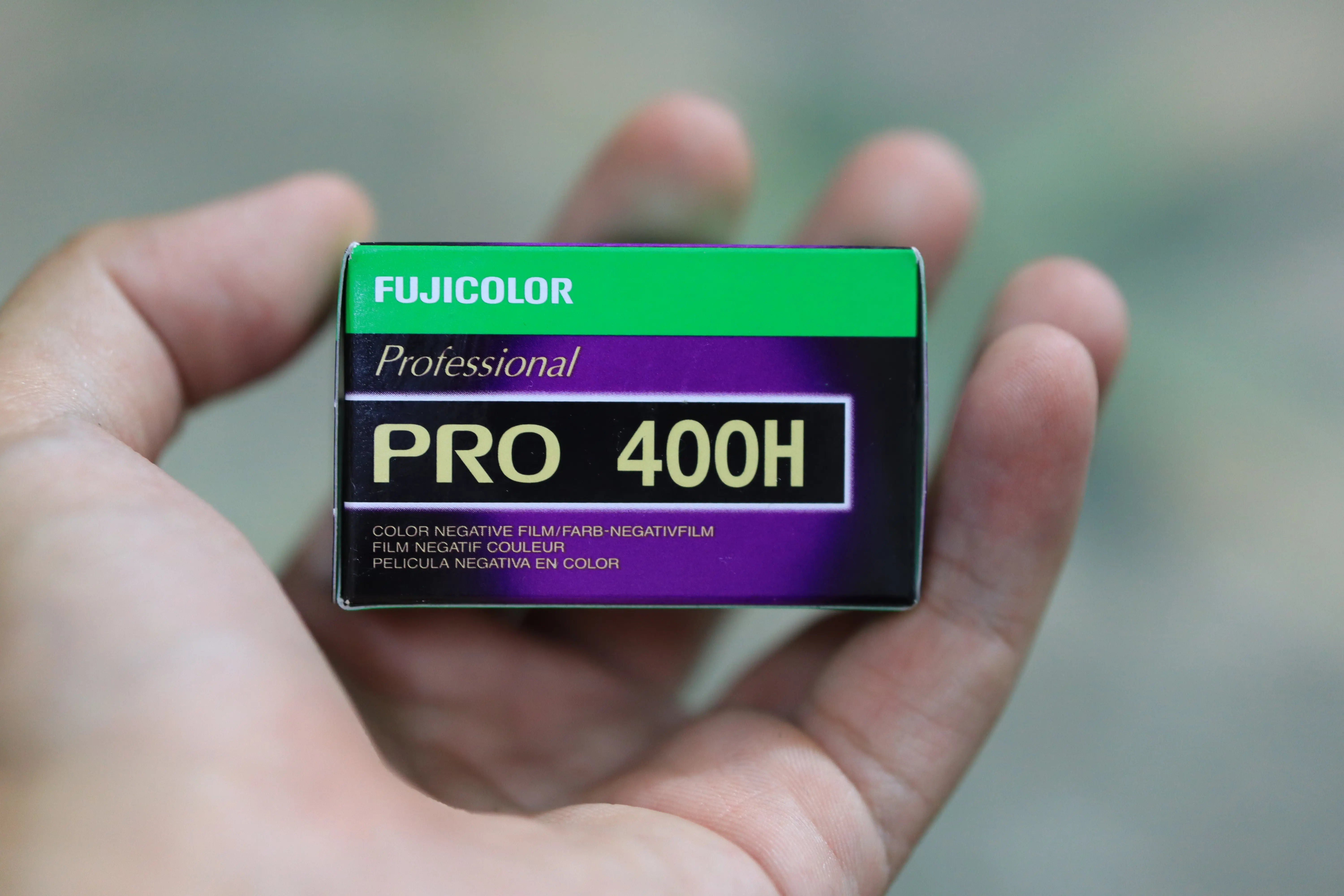 Cuộn phim Fuji Pro 400H đã ngưng sản xuất, là roll phim âm bản màu hiếm có khó tìm.