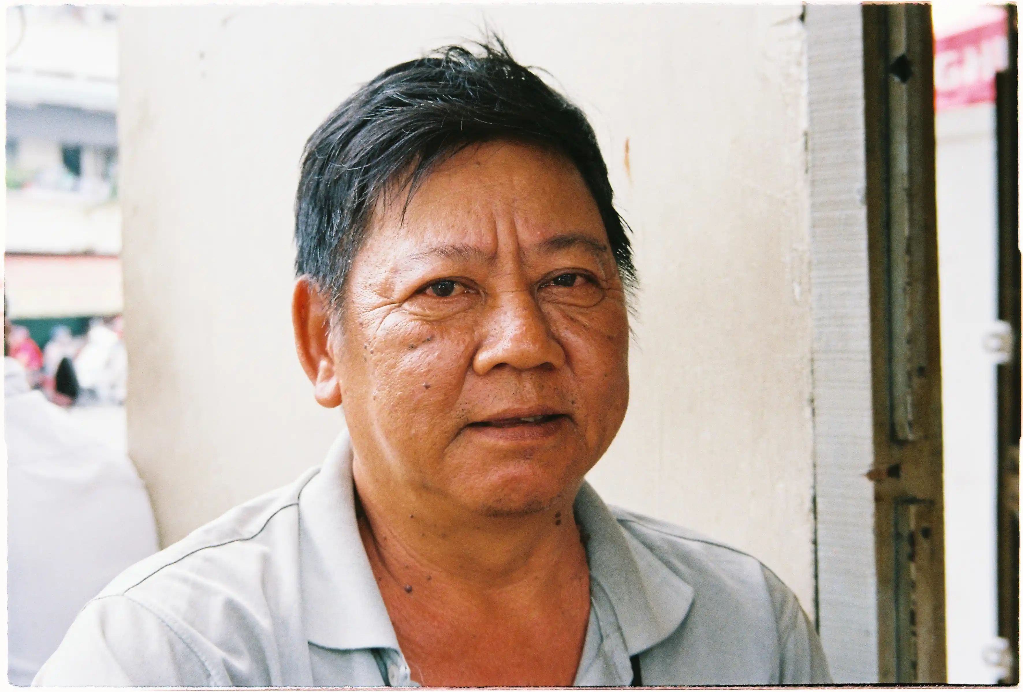 Cận cảnh chân dung người đàn ông lớn tuổi: Ống kính Canon Autoboy Jet tái tạo sắc nét từng nếp nhăn và sợi tóc