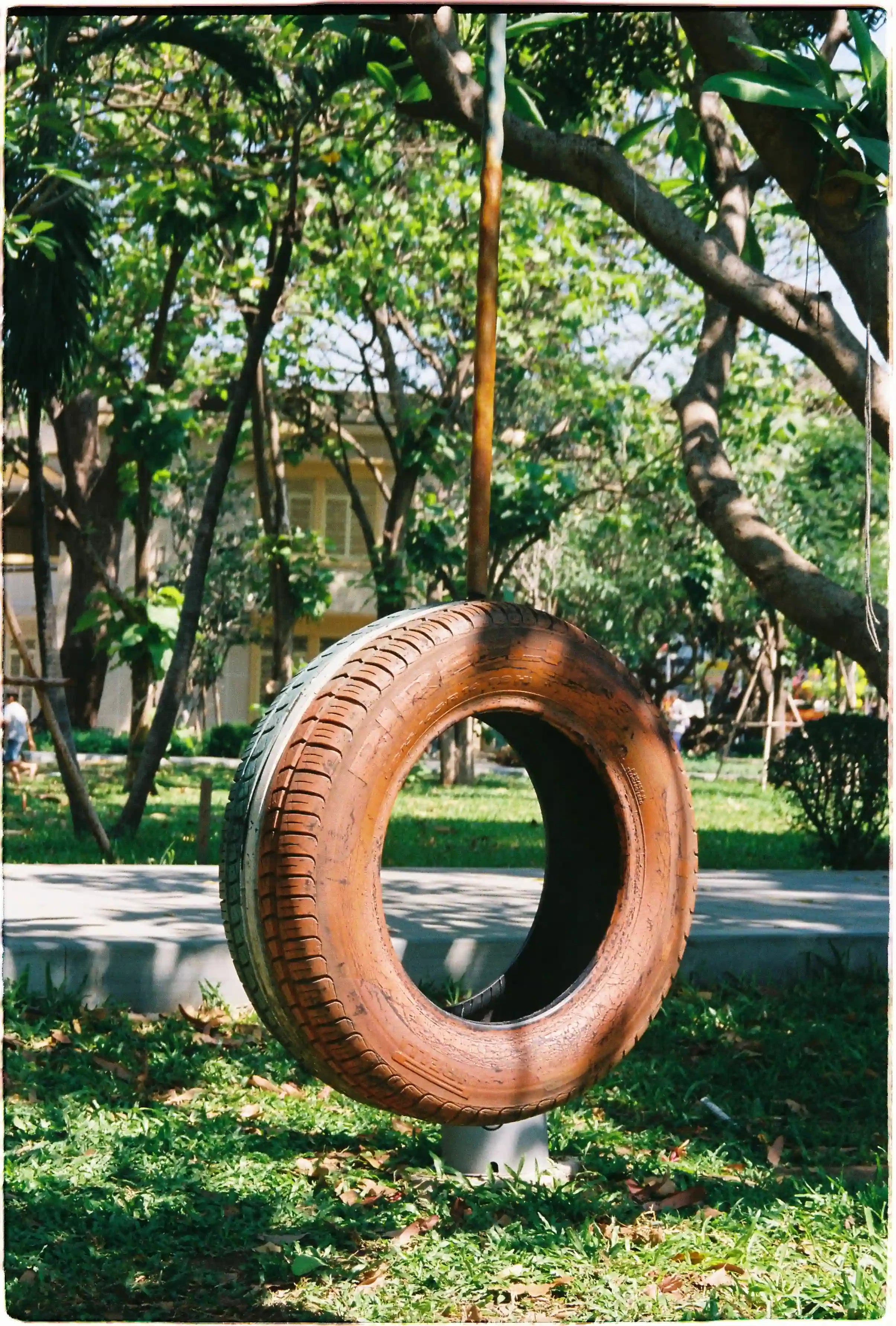 Ở tiêu cự 70mm, màu sắc vẫn rất đậm đà, độ nét ở bánh xe siêu tốt, và phần viền sẽ có hiện tượng soft nhẹ. Chụp bởi Konica Lexio 70 - Fuji 400