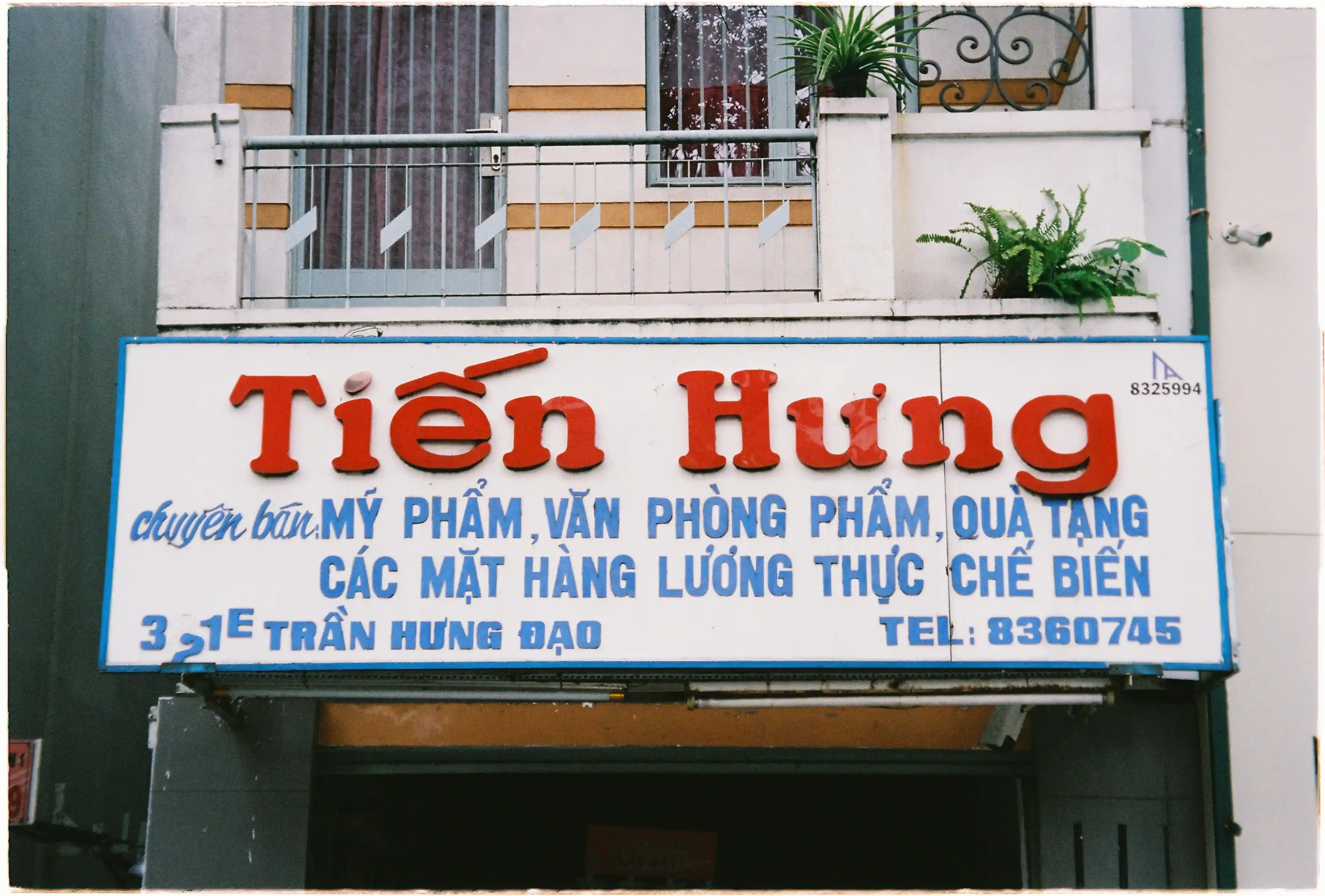 Biển hiệu retro được Canon Autoboy 155 tái hiện với sắc đỏ và xanh rực rỡ vừa phải - Fujifilm 400