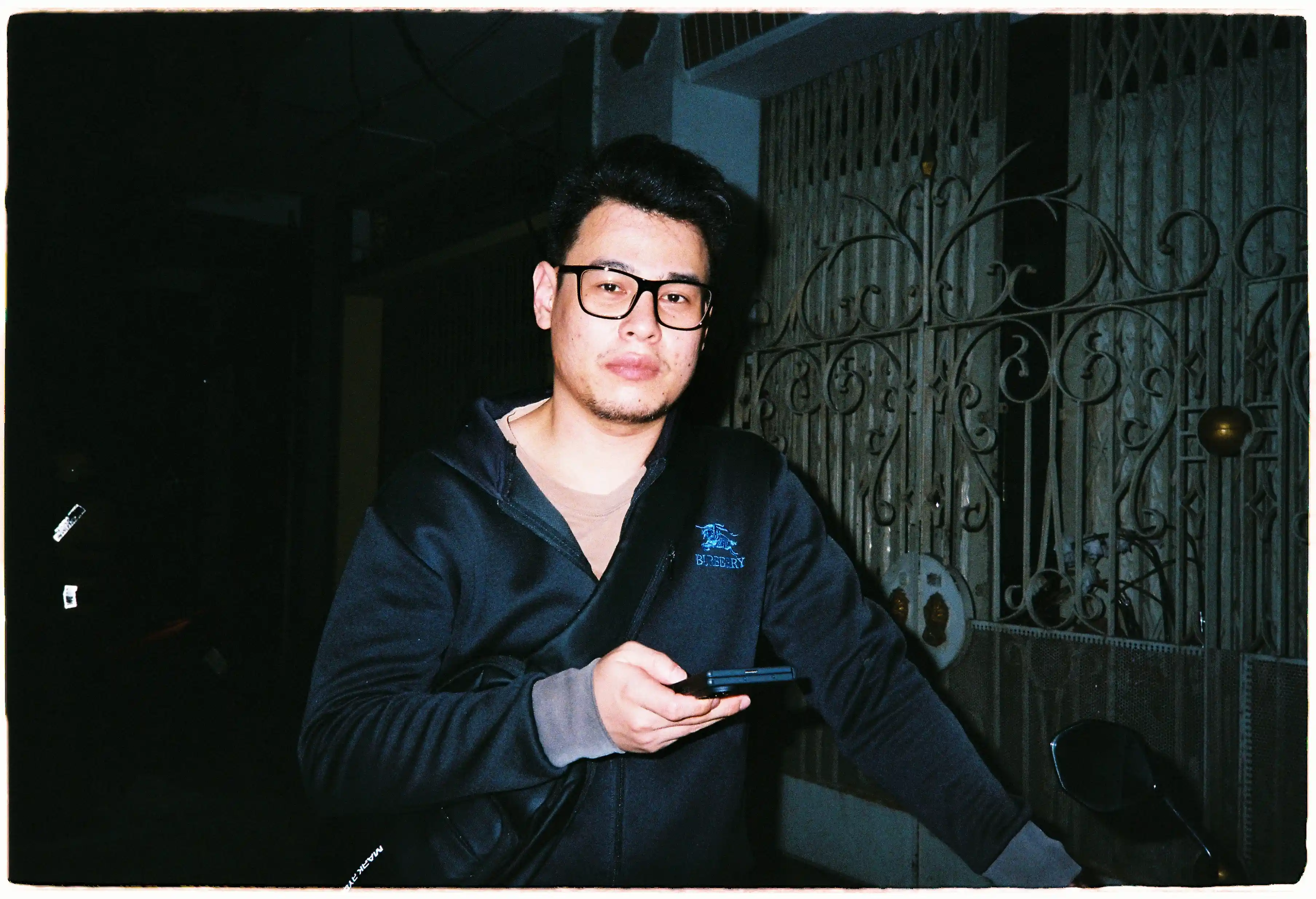 Flash của Pentax PC35 AF làm nổi bật hẳn chủ thể khỏi background nhờ sự mạnh mẽ của mình - Fuji 400
