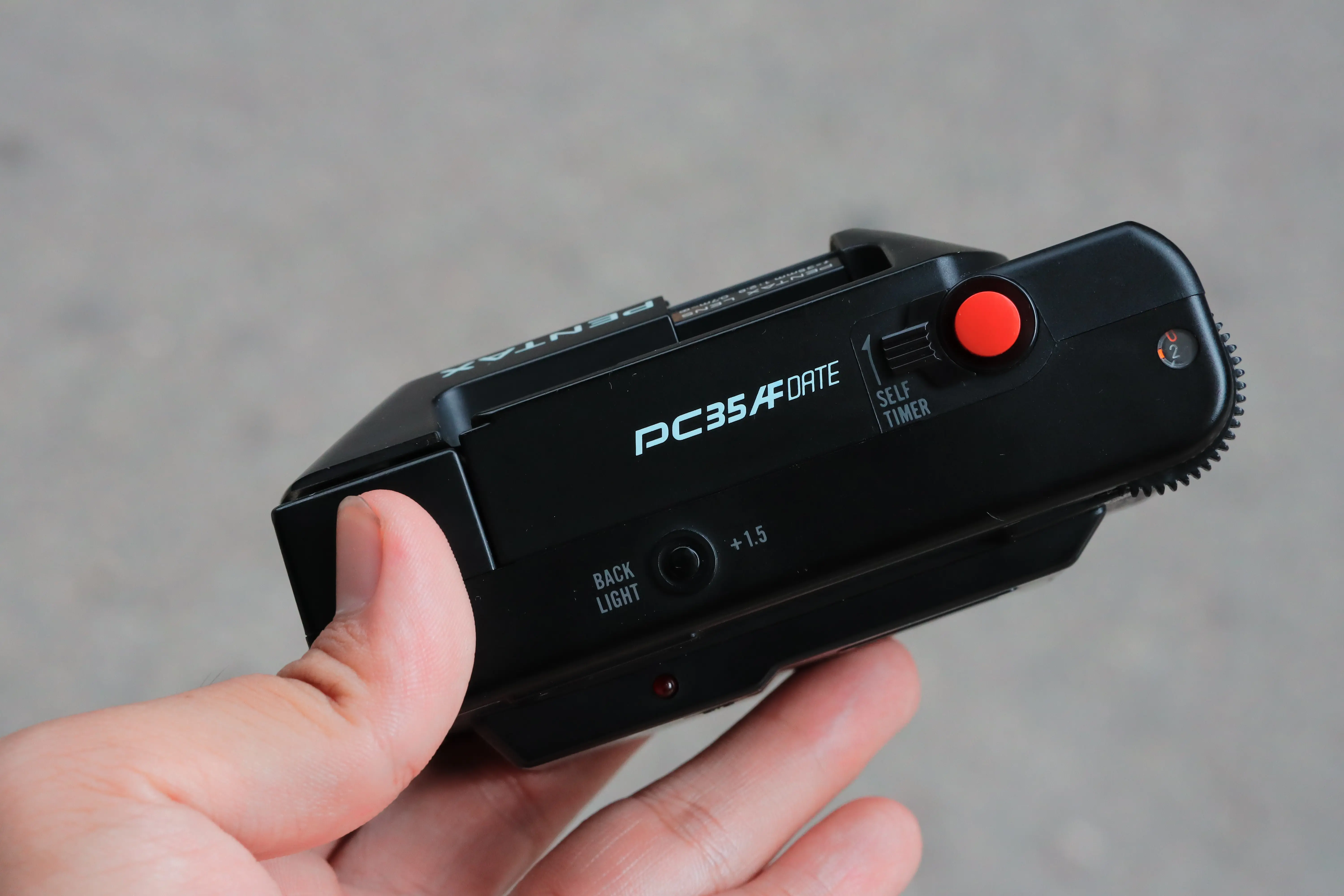 Hình ảnh nhìn từ đỉnh máy Pentax PC35 AF