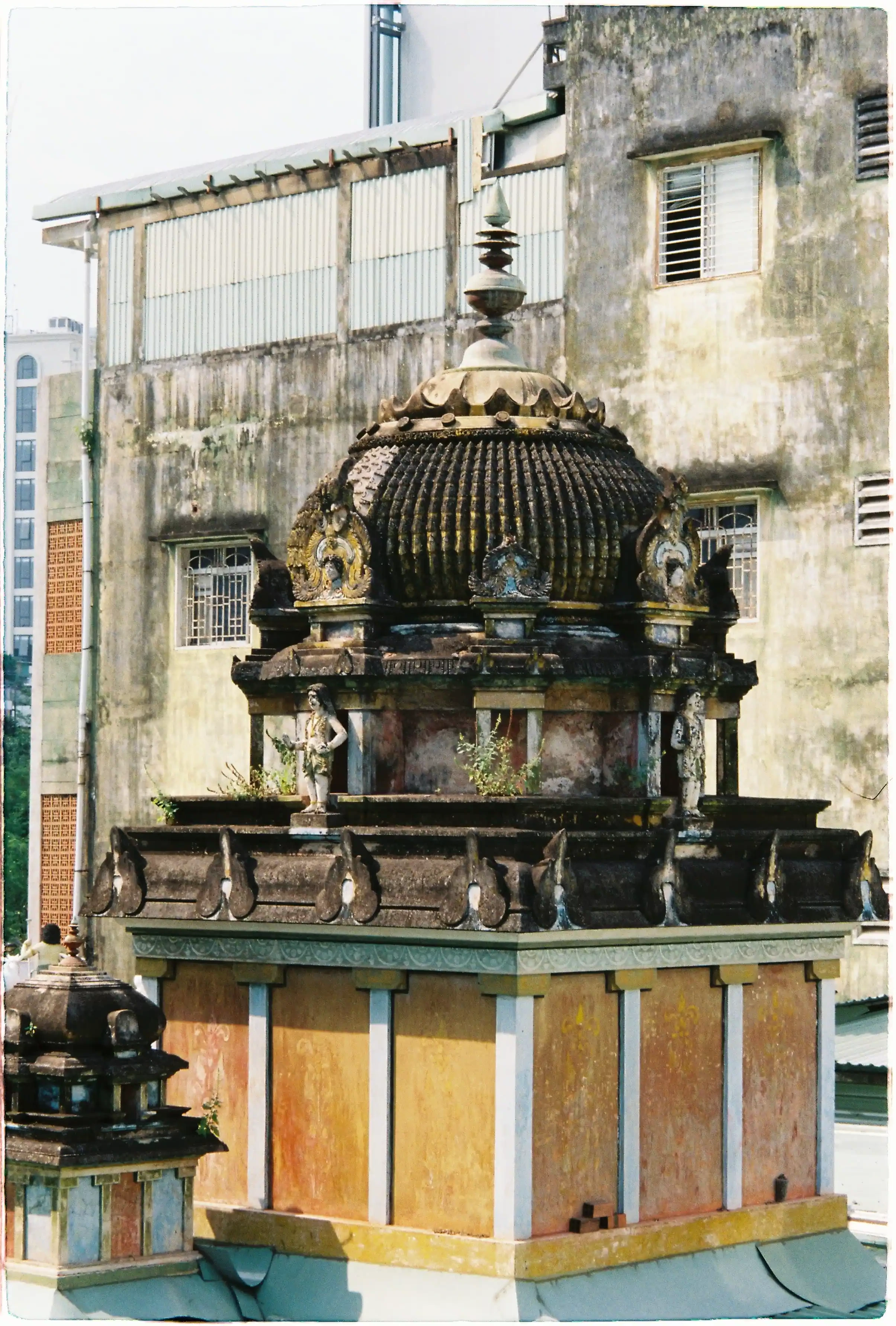 Cận cảnh mái vòm ngôi đền cổ với lớp rêu phong: Ảnh chụp zoom 90mm khá sắc nét chi tiết điêu khắc từ Canon Autoboy EPO