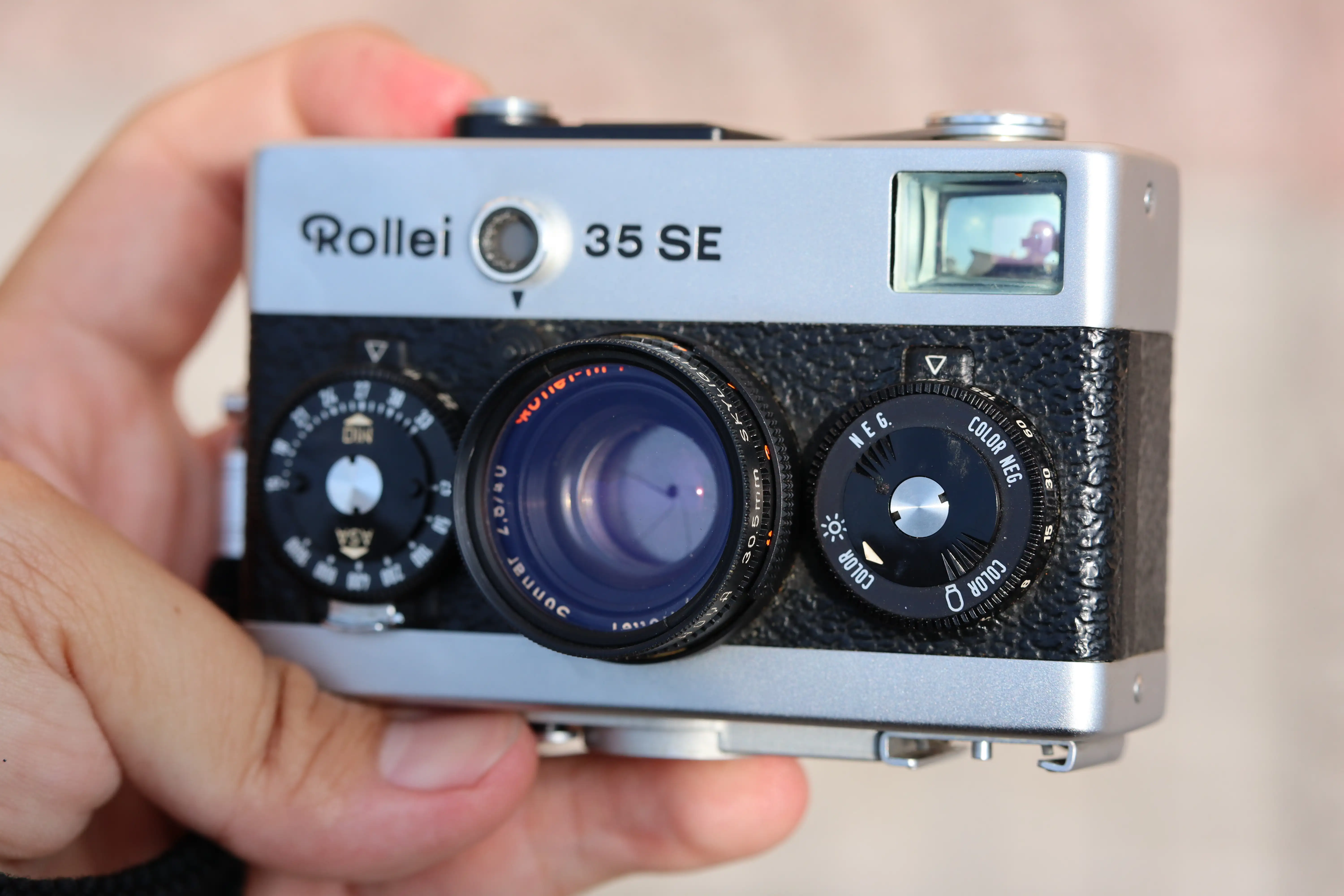 Mặt trước của Rollei 35 SE có 2 vòng xoay, vòng bên trái ống kính dùng để điều khiển tốc độ màn trập.
