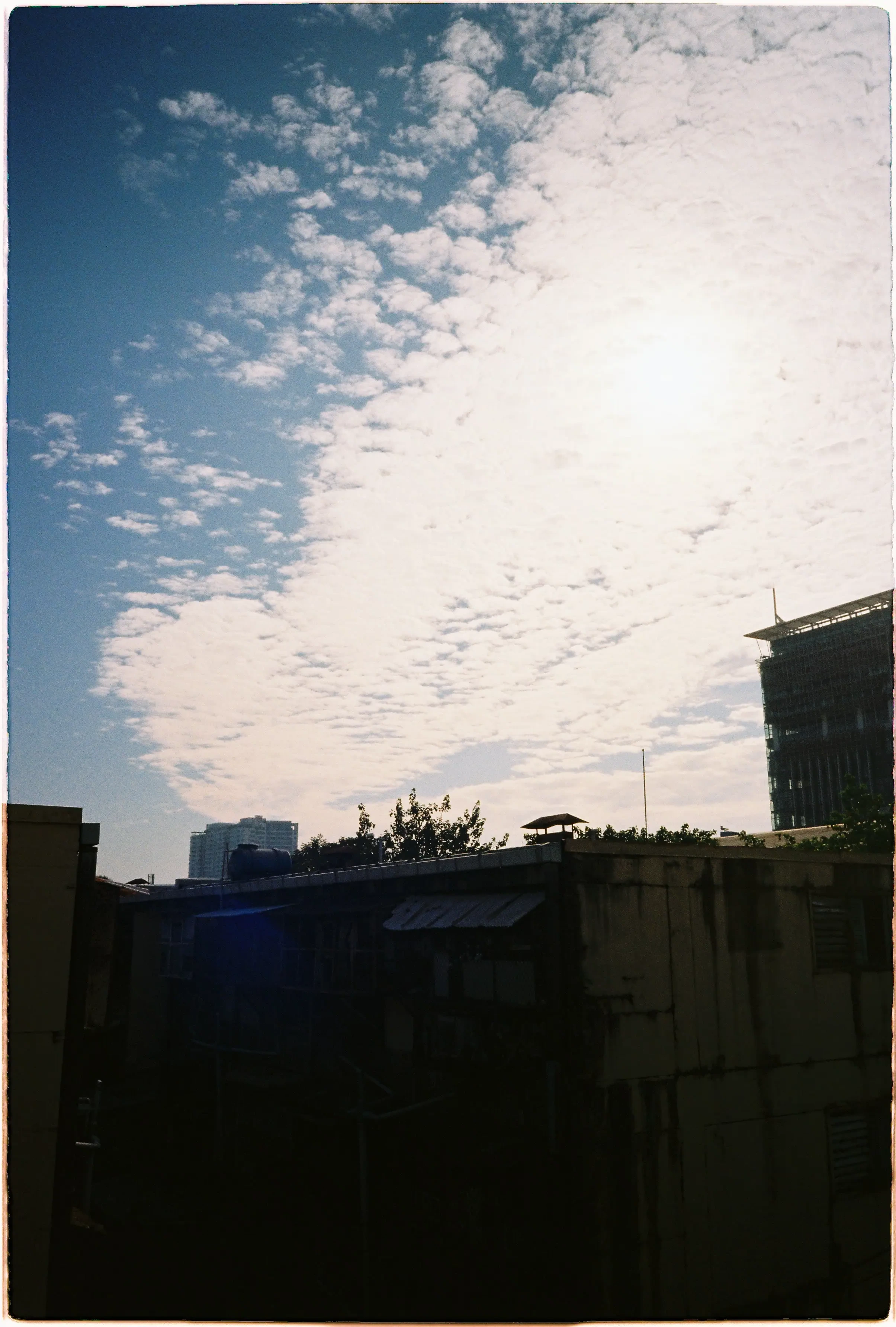 Test khả năng chụp ngược sáng của ống kính Super-EBC Fujinon: Tương phản mạnh giữa bầu trời sáng và các tòa nhà tối màu - Kodak Gold 200