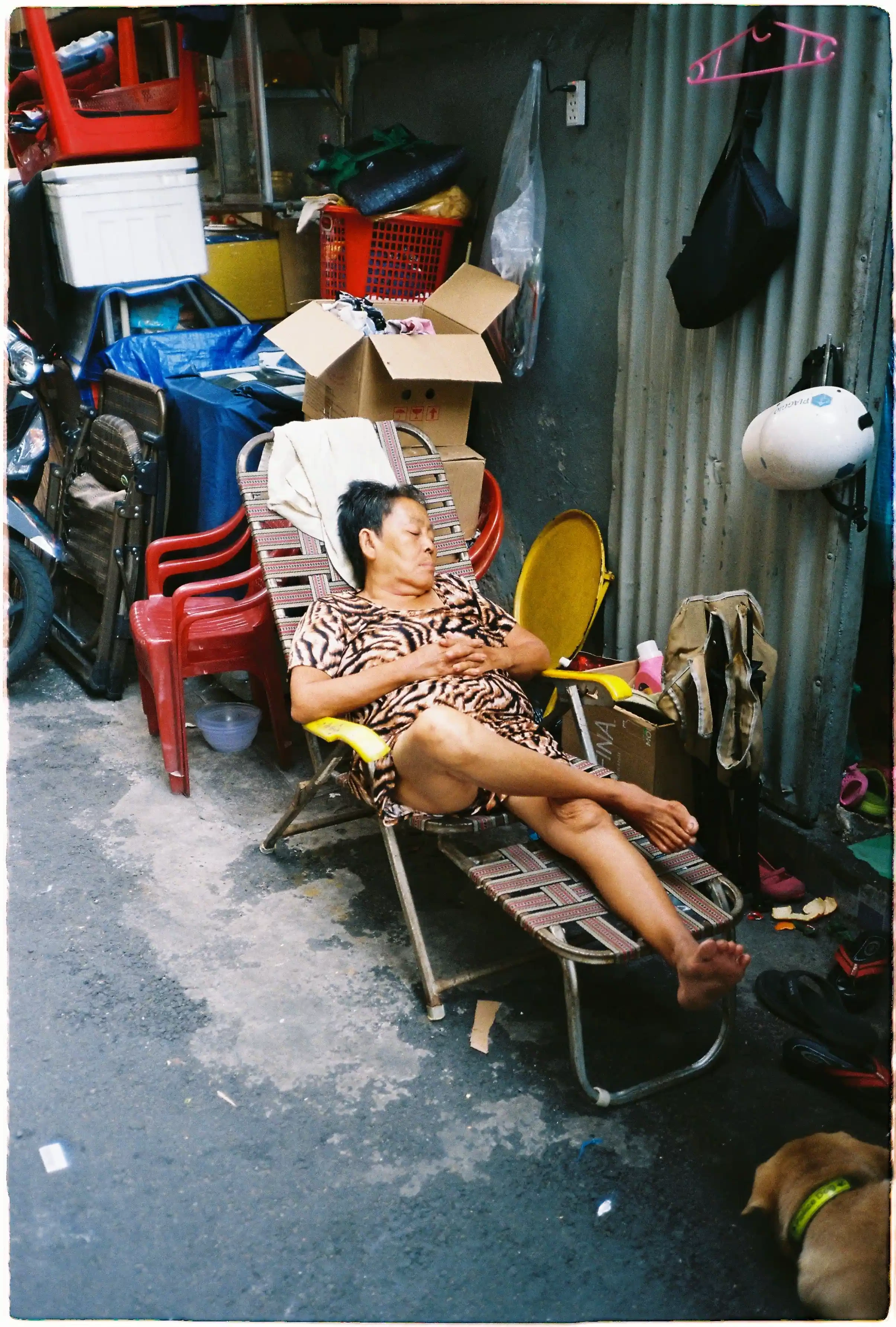 Ảnh đời thường chân thực: Người phụ nữ nằm ngủ trên ghế xếp trong con ngõ nhỏ, chụp bằng Nikon L35AD3 - Fuji 400