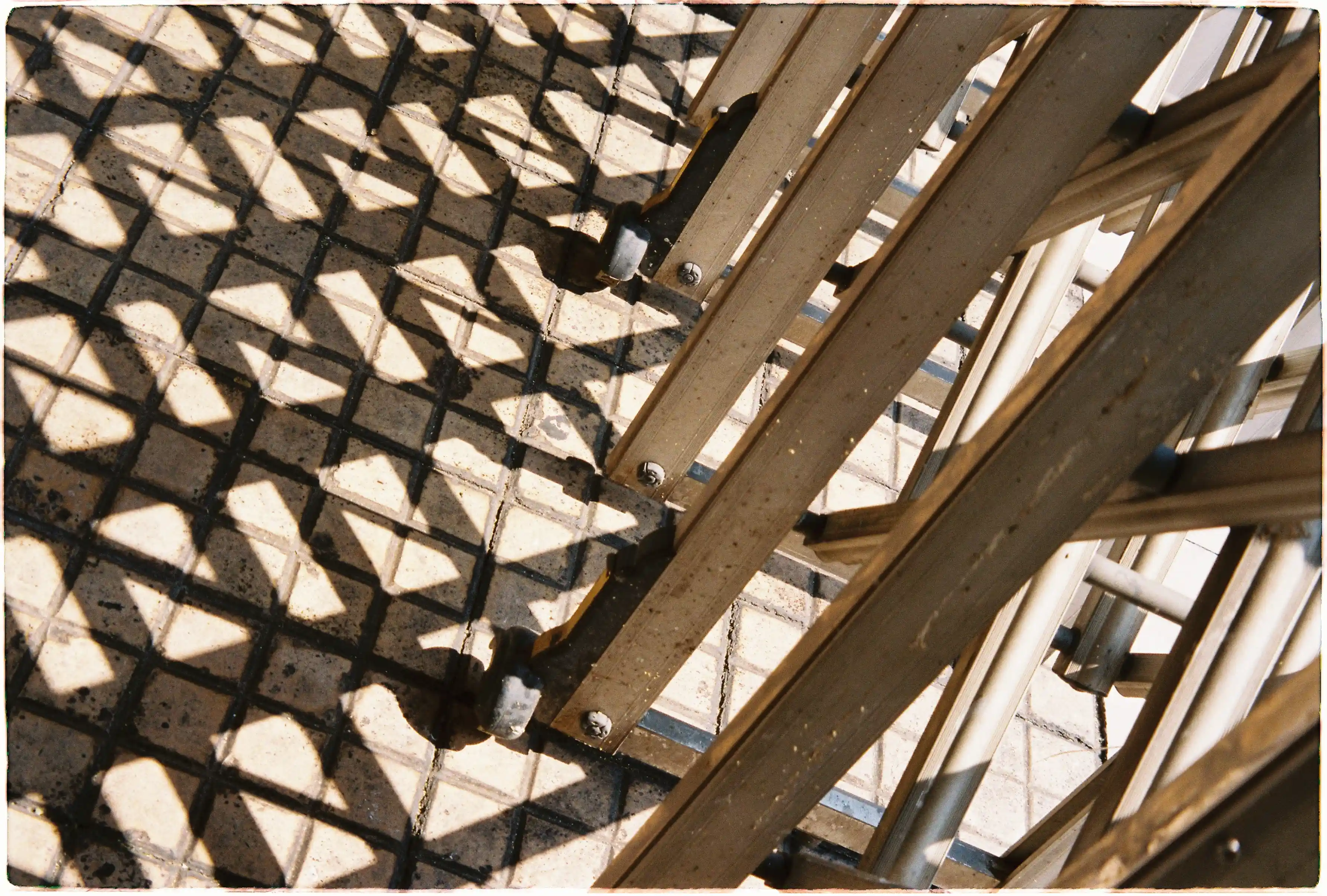 Bóng nắng của cửa sắt xếp tạo thành họa tiết zic-zac trên nền gạch: Ảnh trừu tượng độ tương phản cao từ Canon Autoboy EPO