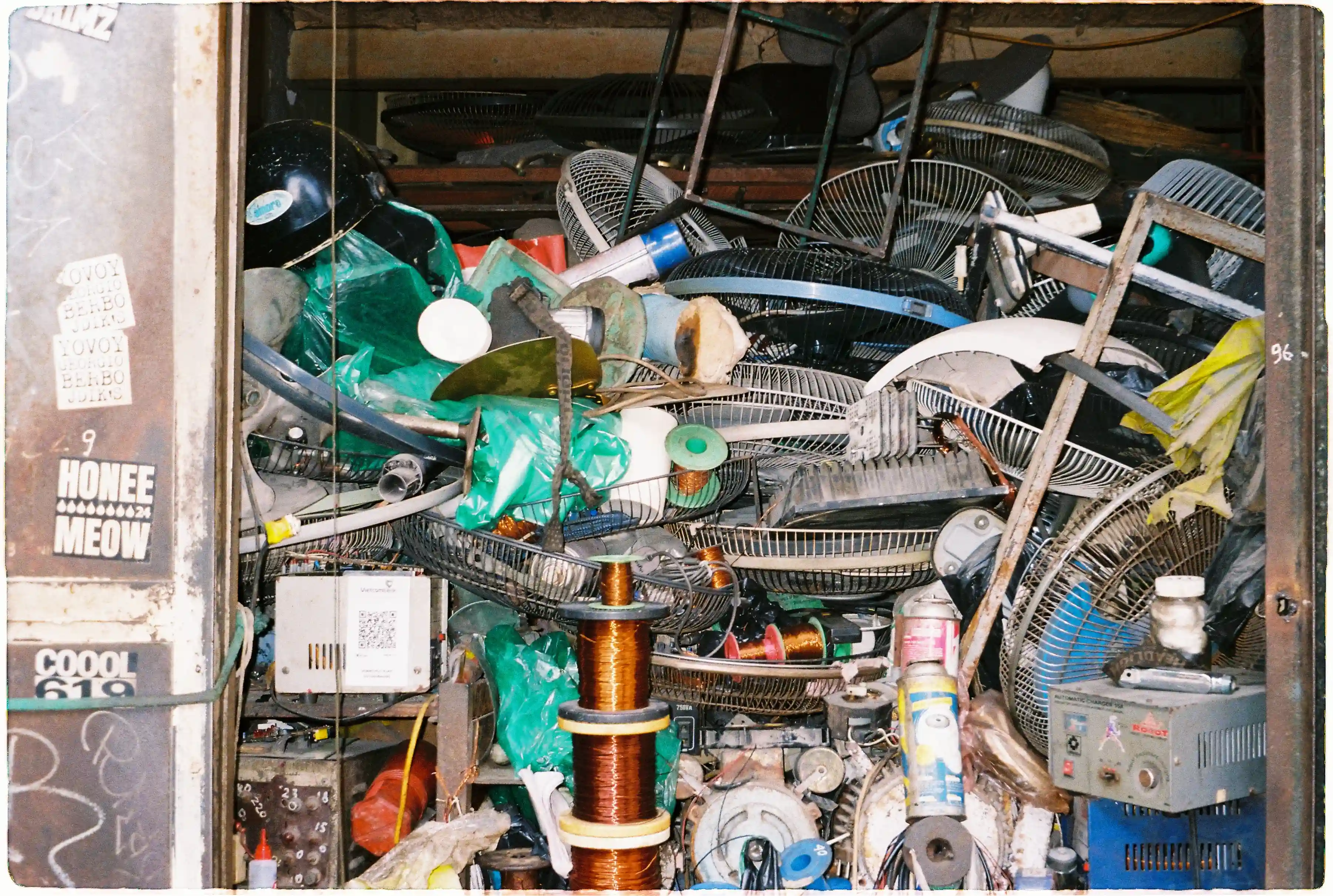 Ảnh chụp kho đồ cũ lộn xộn: Pentax Espio 120 SW II tự động bật flash khi zoom ở tiêu cự khoảng 50mm nhưng ánh sáng phủ đều, tự nhiên như không dùng đèn - Fuji 400