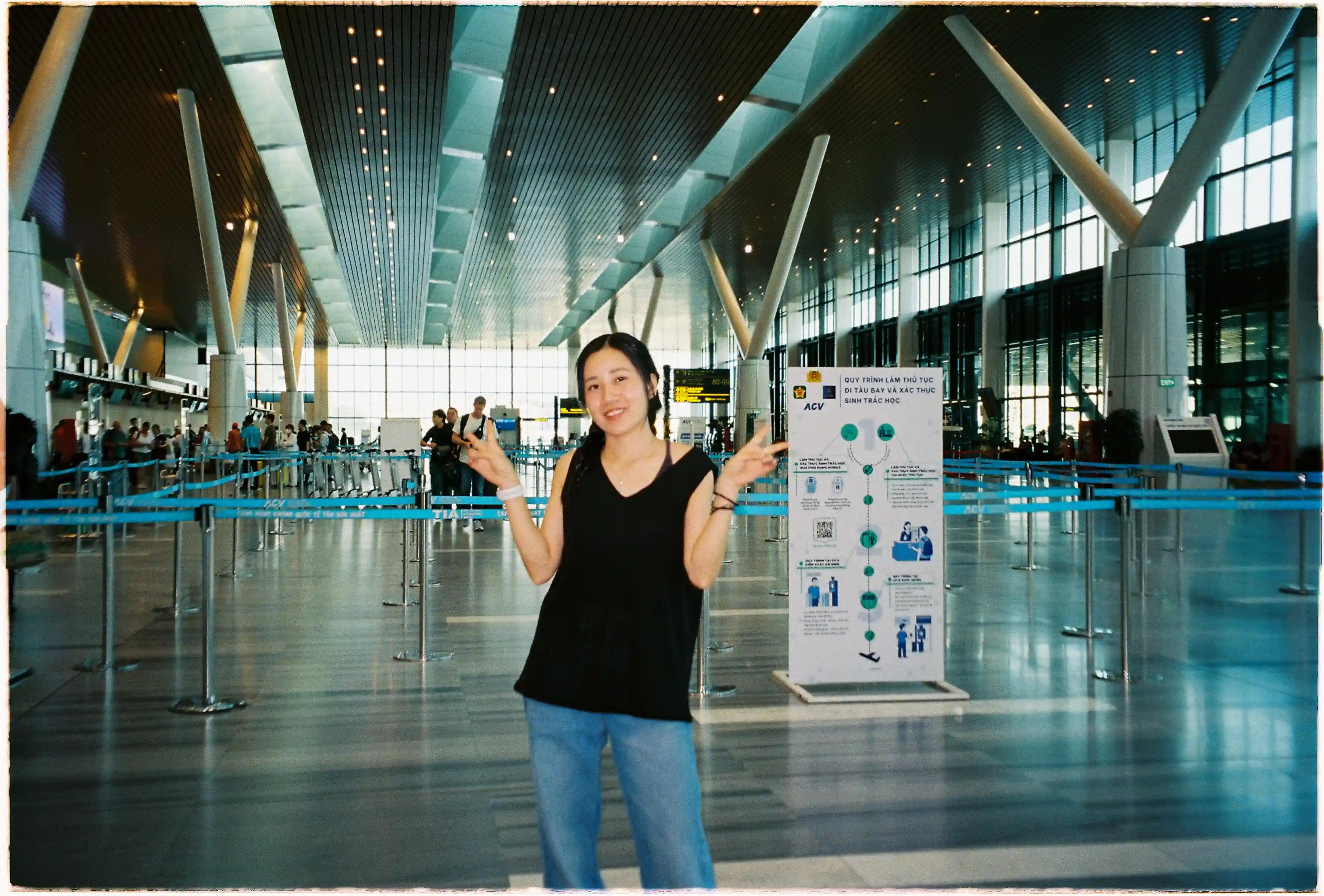 Chụp flash với Canon Autoboy 155 ở sân bay - Fuji 400
