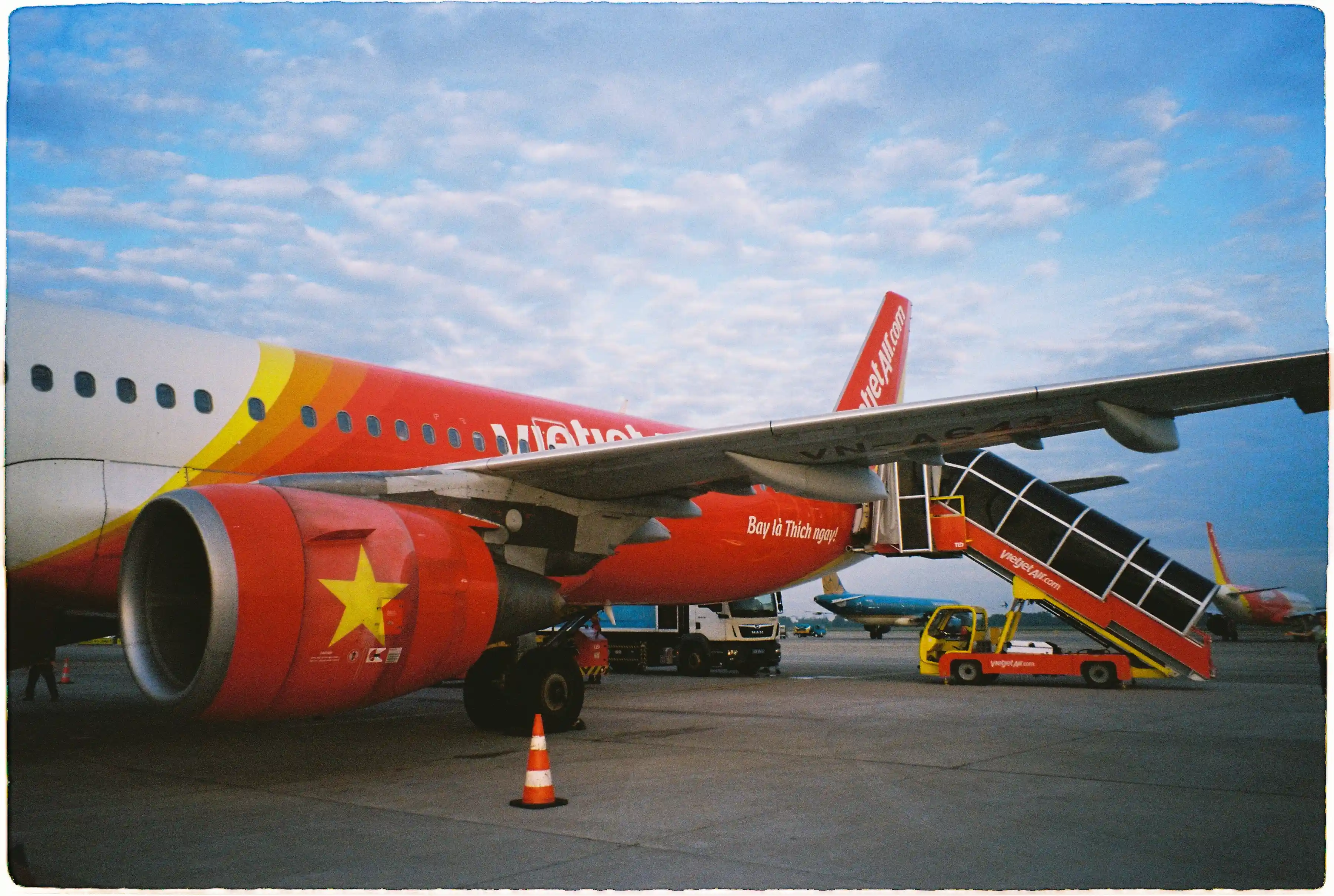 Test màu sắc trung thực của Pentax Espio 120 SW II: Tái tạo chính xác màu sơn máy bay và mây trời tự nhiên - Fuji 400