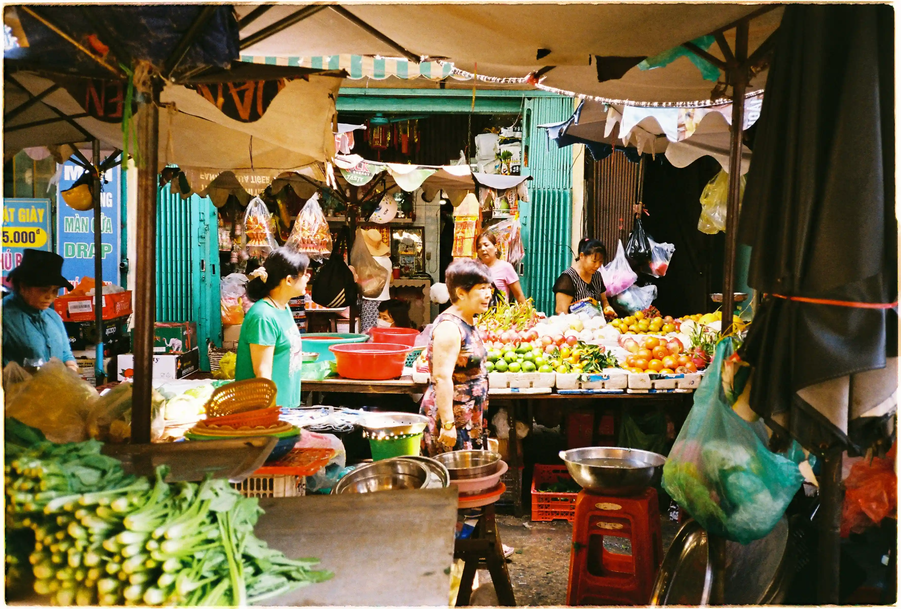 Ảnh chụp khu chợ truyền thống rực rỡ sắc màu bằng Nikon L35AF: Màu xanh tươi của rau củ và màu đỏ của dù che được tái tạo sống động - Fuji 400