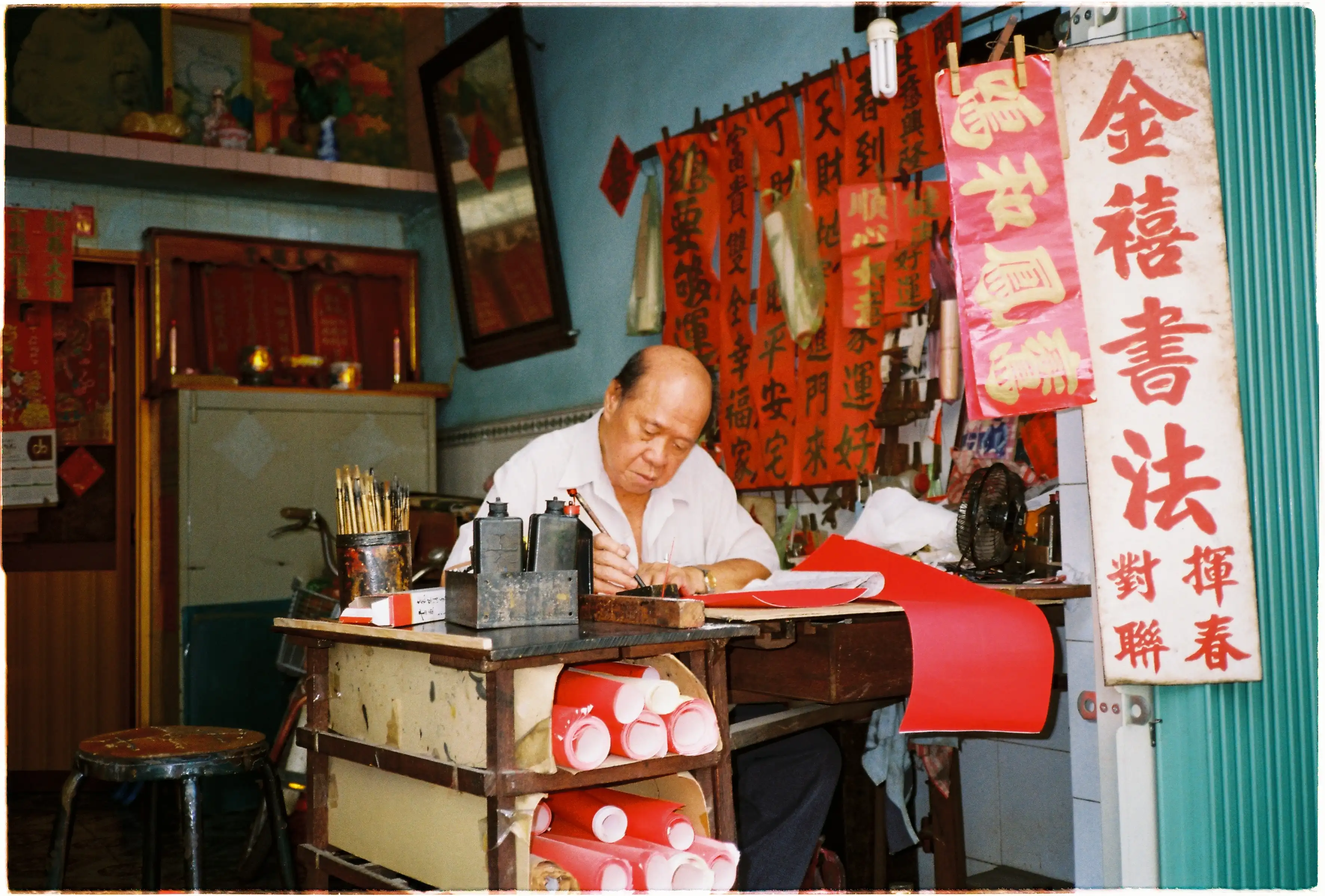 Chân dung đời thường người viết câu đối: Test độ nét và tông màu da (skin tone) trung thực của Canon Autoboy 3 - Kodak Gold 200