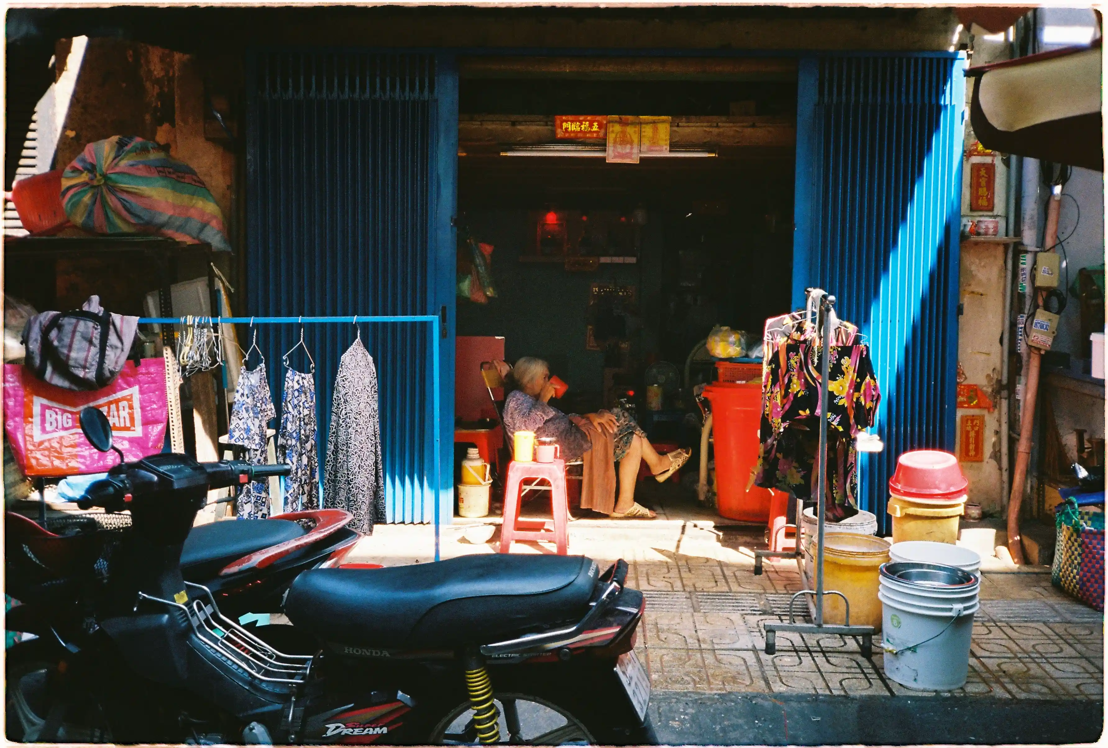 Khả năng đo sáng tự động của Nikon L35AD3: Giữ rõ chi tiết người ngồi trong nhà dù tiền cảnh có ánh nắng mạnh - Fuji 400