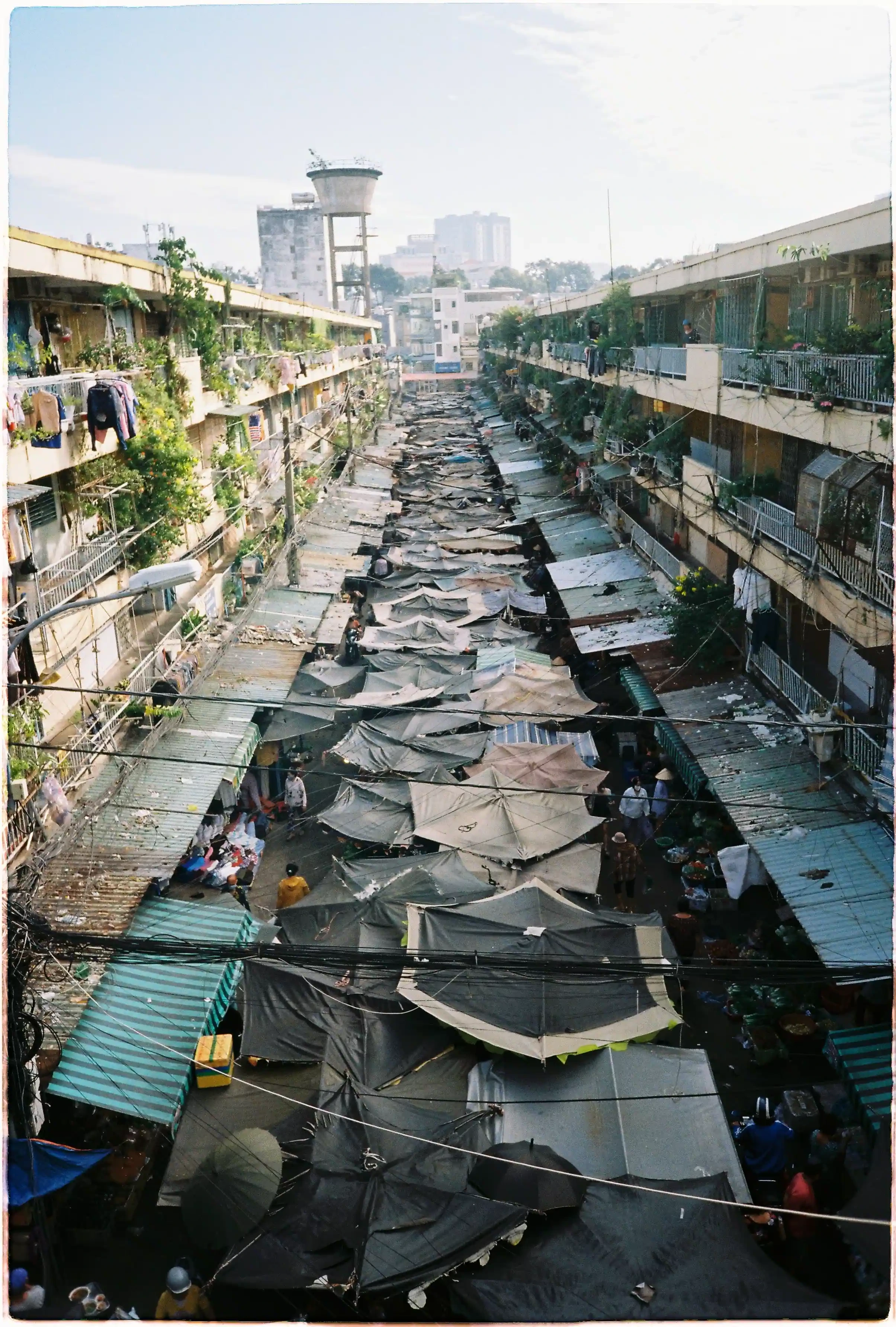 Góc nhìn toàn cảnh khu chợ từ máy ảnh compact góc rộng Fuji Tiara 1 - Kodak Gold 200