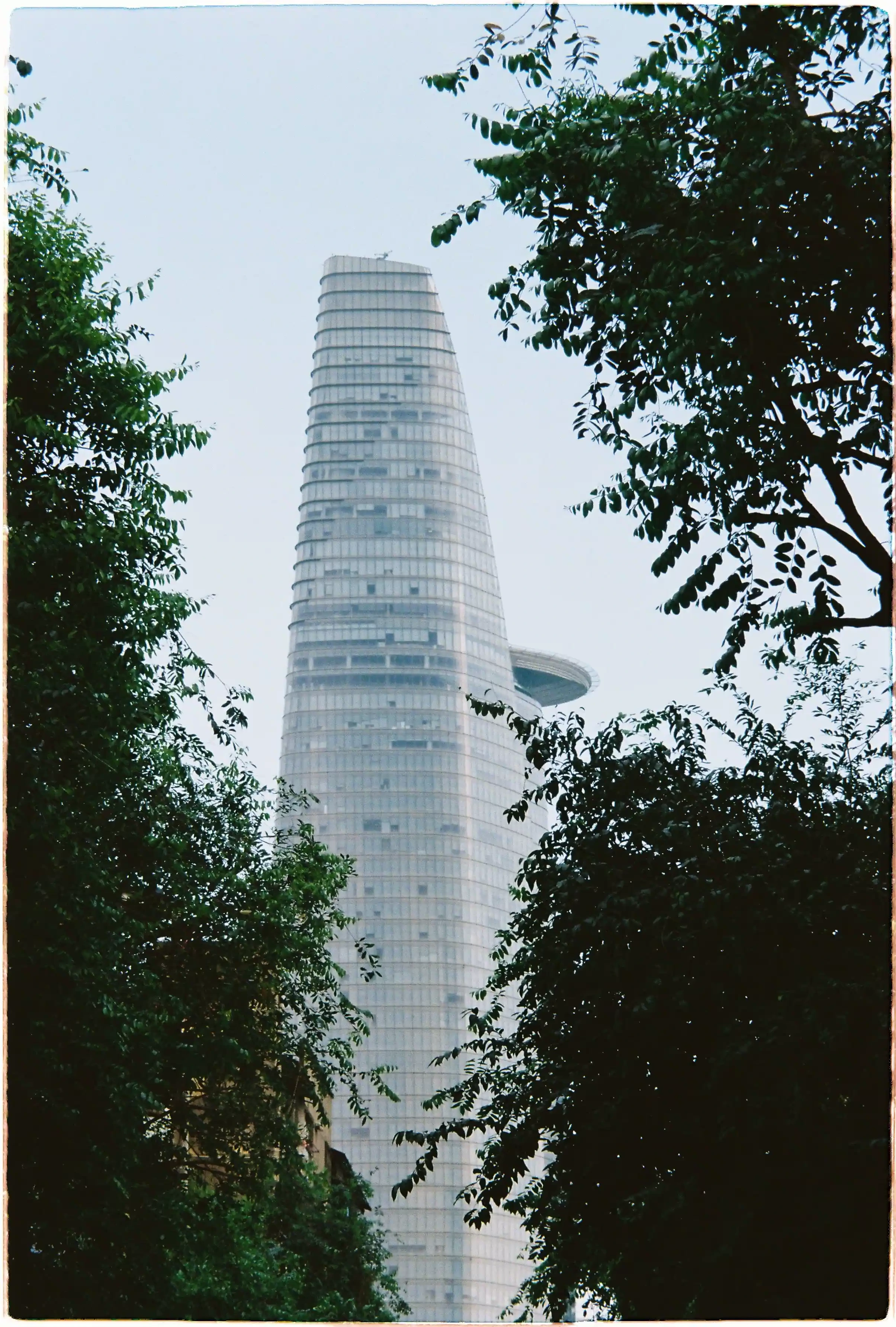 Tháp Bitexco chụp zoom xa 90mm, ảnh rõ nét và có chiều sâu từ Canon Sure Shot Z90W