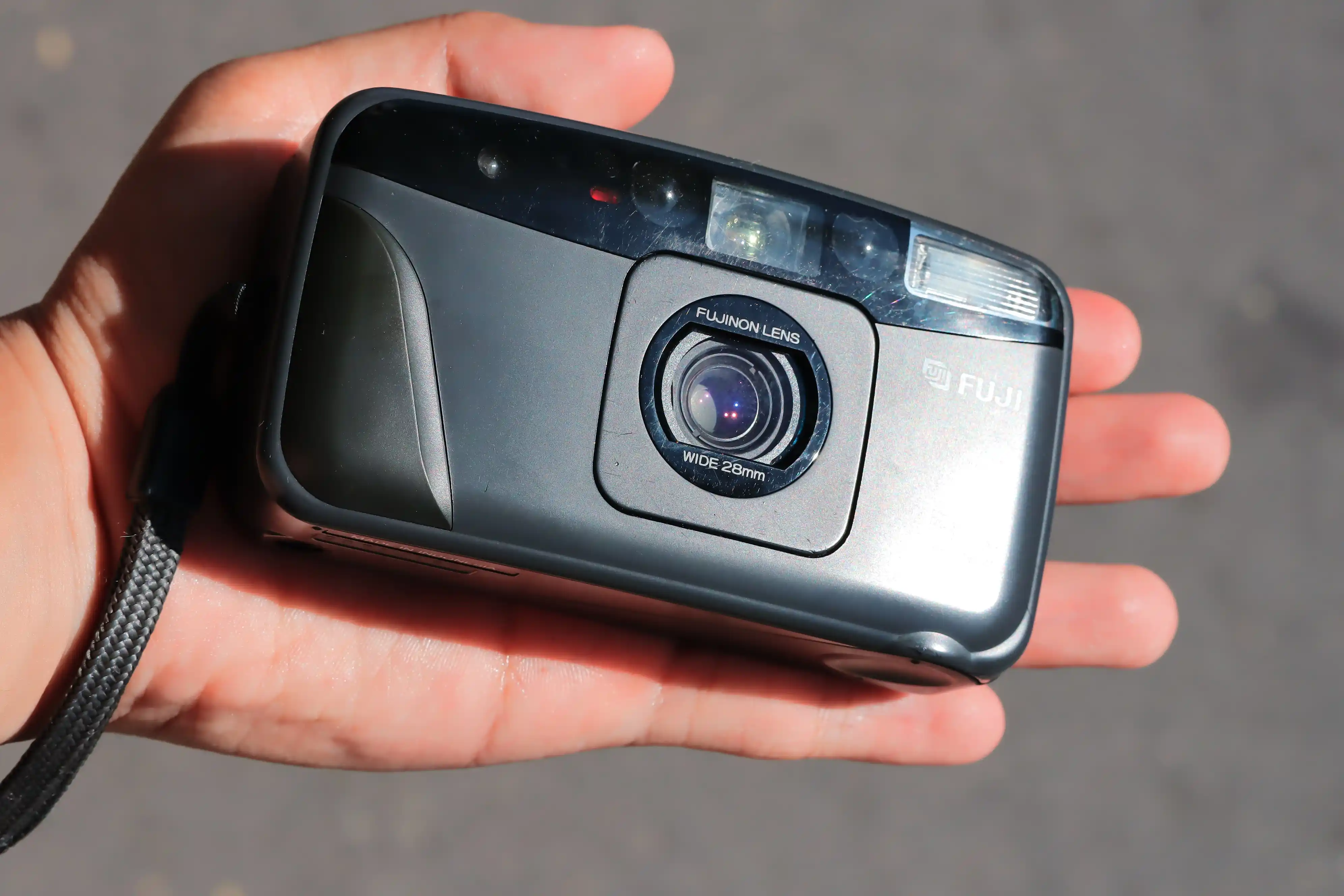 Kích thước của Fuji Cardia Mini Everyday OP vừa lòng bàn tay