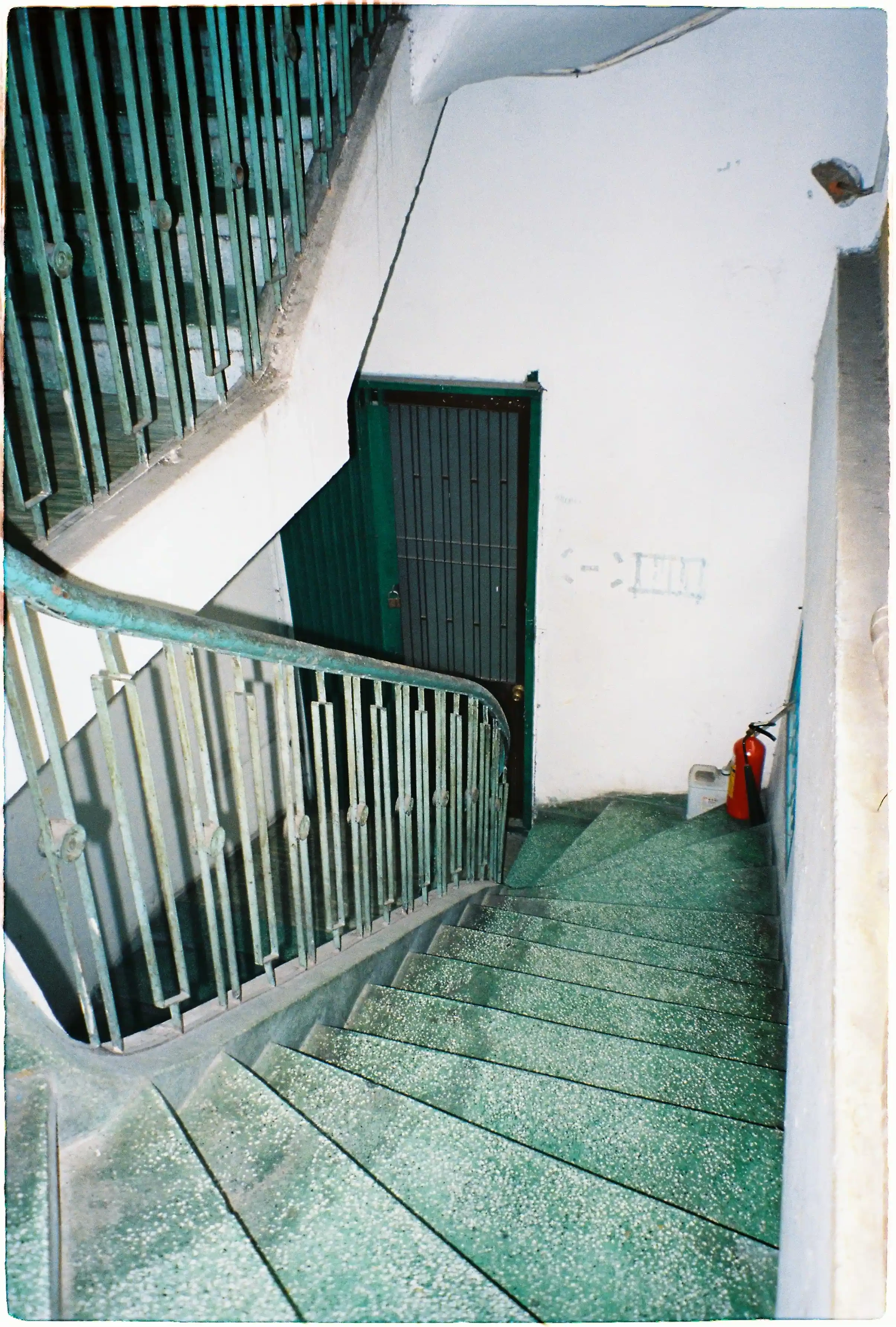 Cầu thang xoắn ốc màu xanh, ảnh chụp flash có độ sâu tốt từ Canon Autoboy EPO