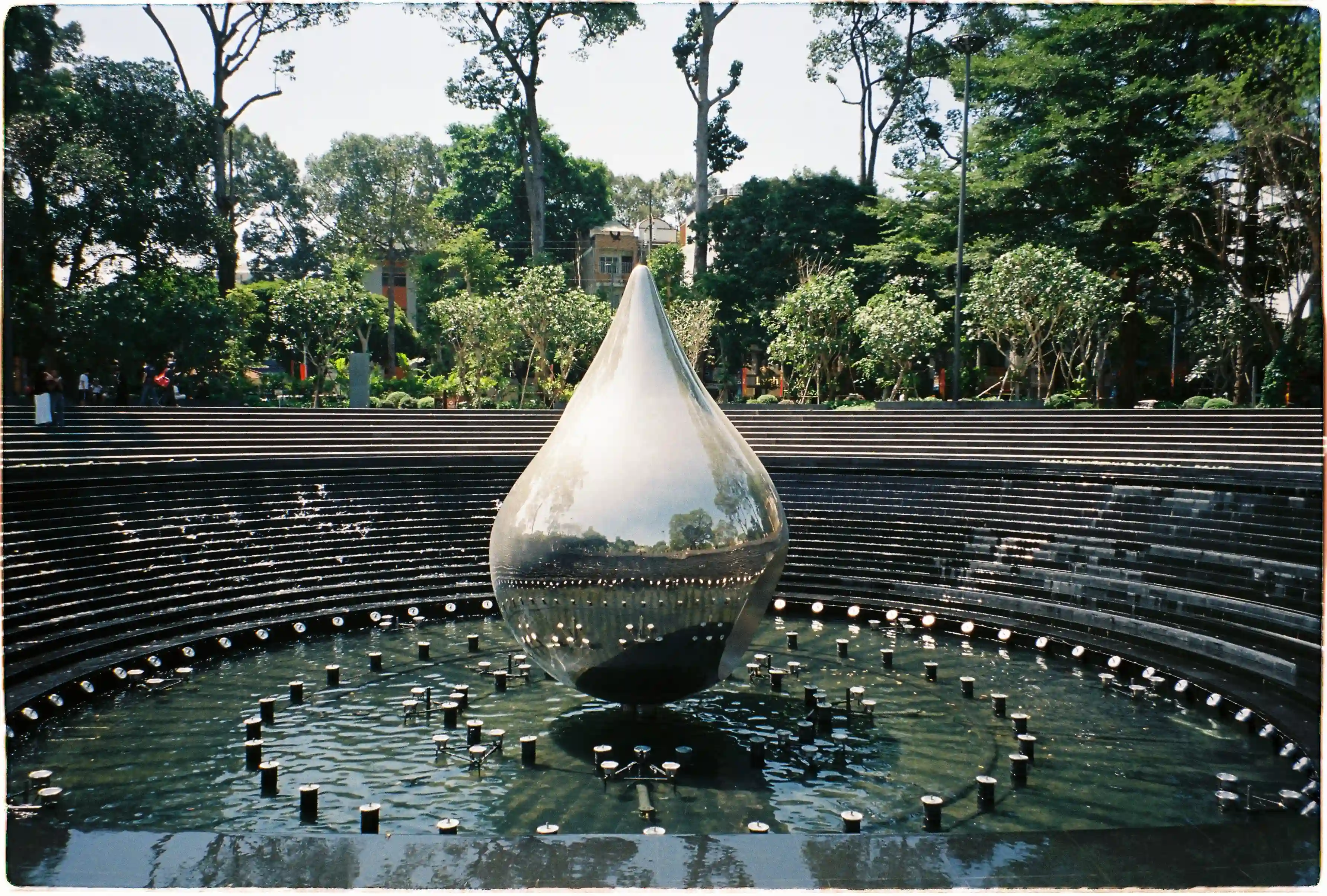 Ảnh chụp công viên đài tưởng niệm nạn nhân Covid 19 ở TPHCM - Konica Lexio 70 - Fuji 400