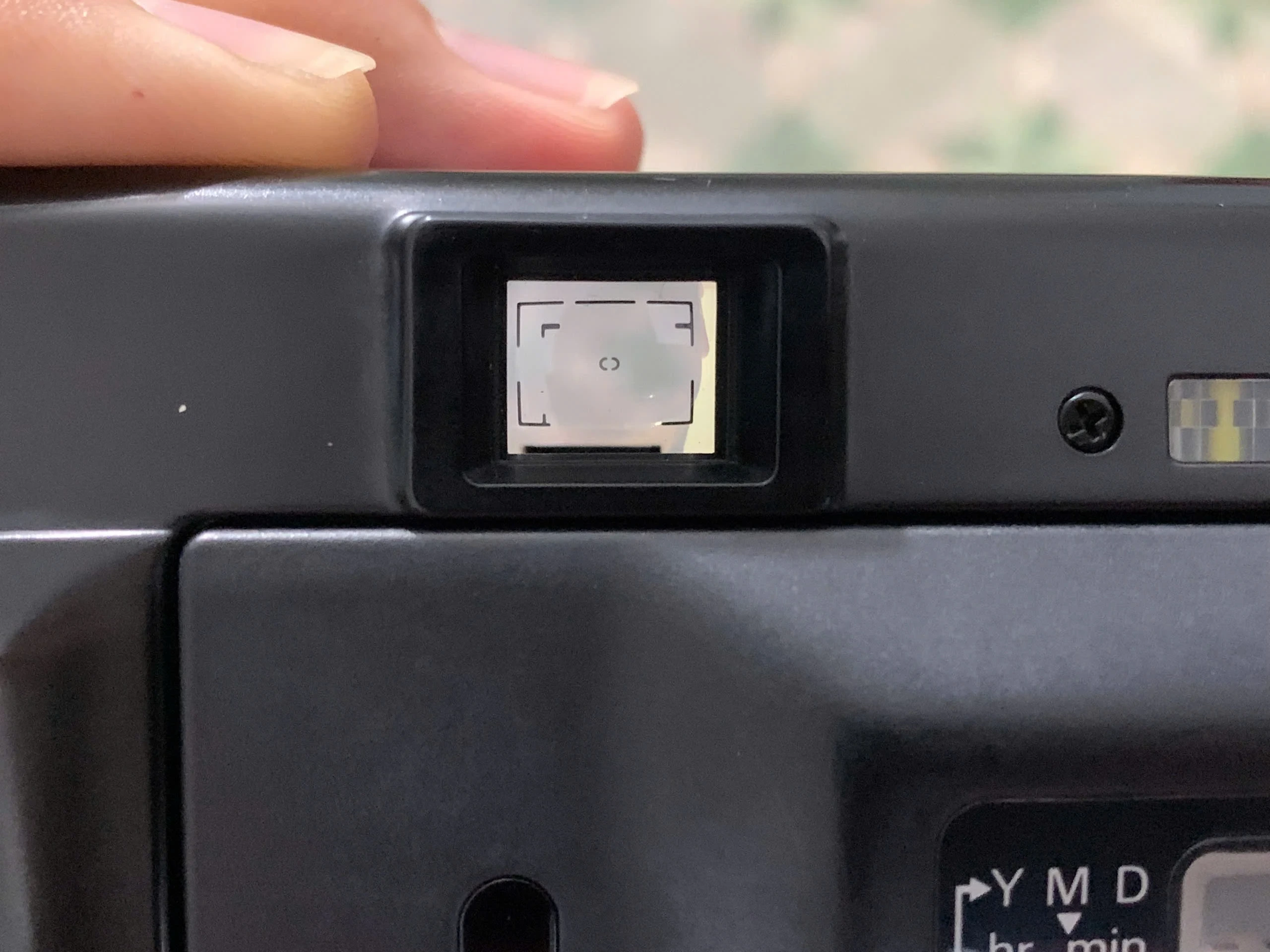 Viewfinder của Nikon L35 AD3 với thiết kế tối giản, chỉ bao gồm điểm lấy nét, khung bố cục to và nhỏ