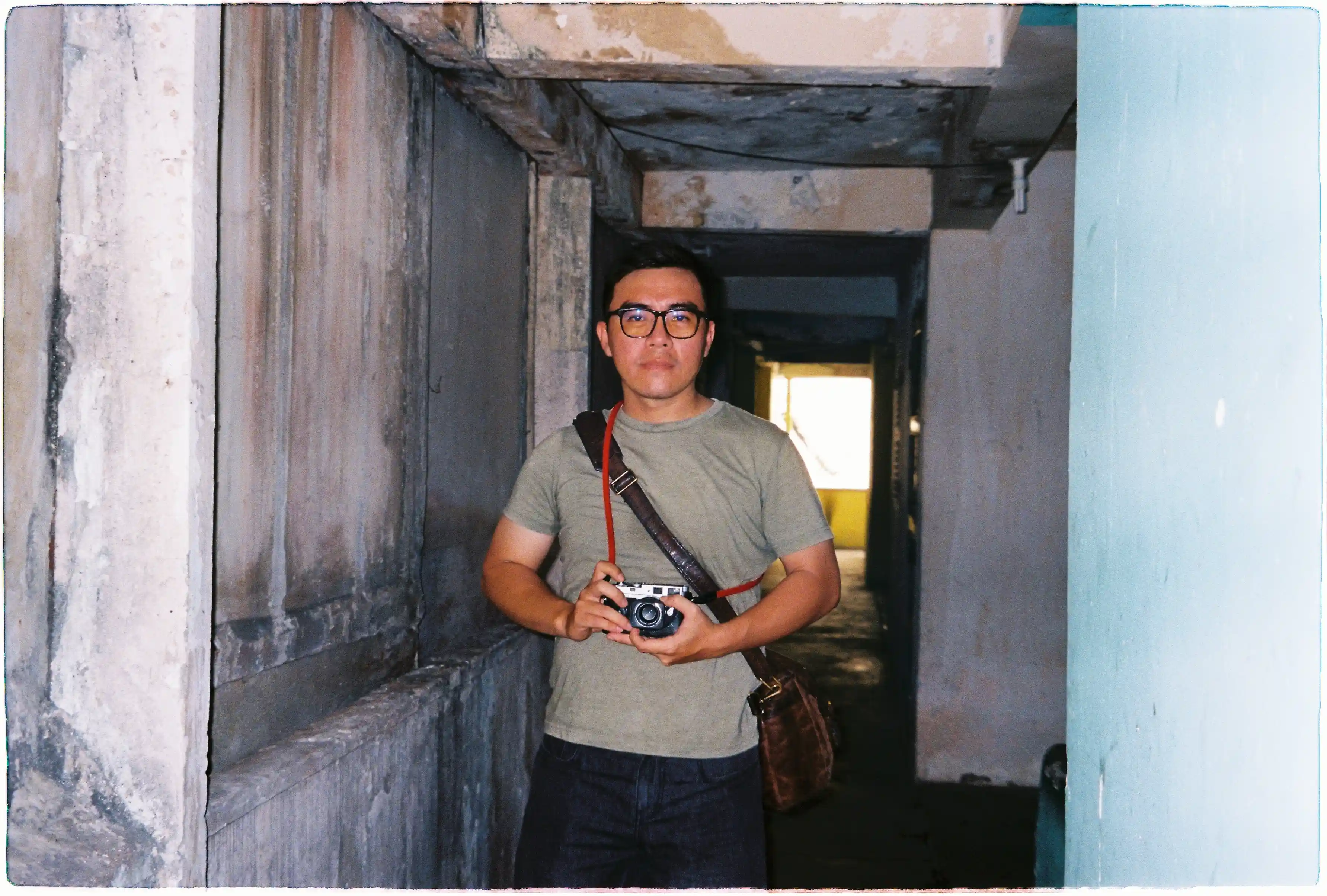 Ảnh chụp chân dung bằng flash của Konica Lexio 70 ở điều kiện rất thiếu sáng - Fuji 400
