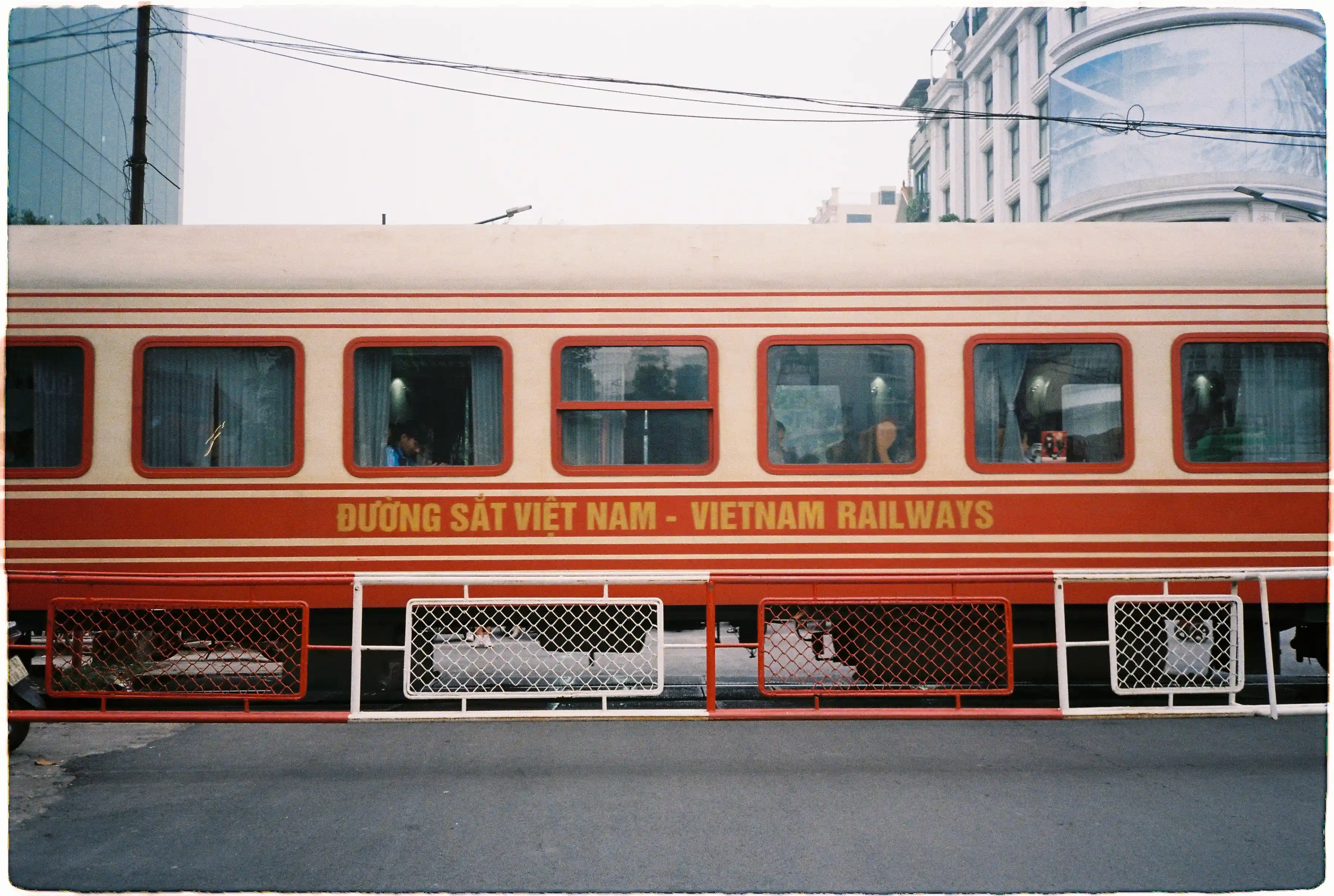 Màu đỏ và kem đặc trưng của tàu hỏa Việt Nam được tái tạo trung thực qua ống kính Nikon L35AD3 - Fuji 400