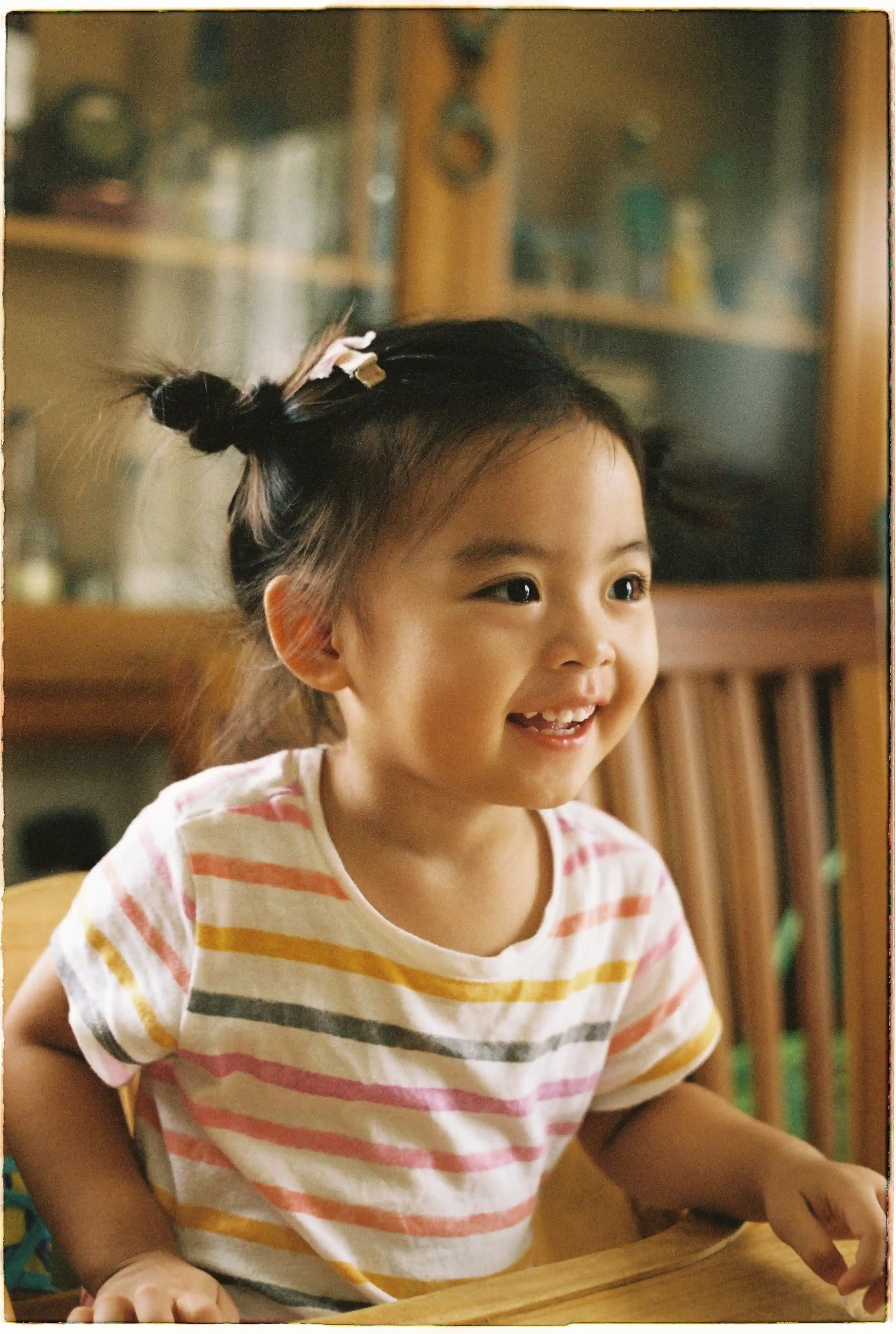 Ảnh chân dung bé gái chụp bằng Rollei 35 SE tại khẩu độ mở tối đa f/2.8: Nét căng ngay mắt và xóa phông hậu cảnh nhẹ nhàng.