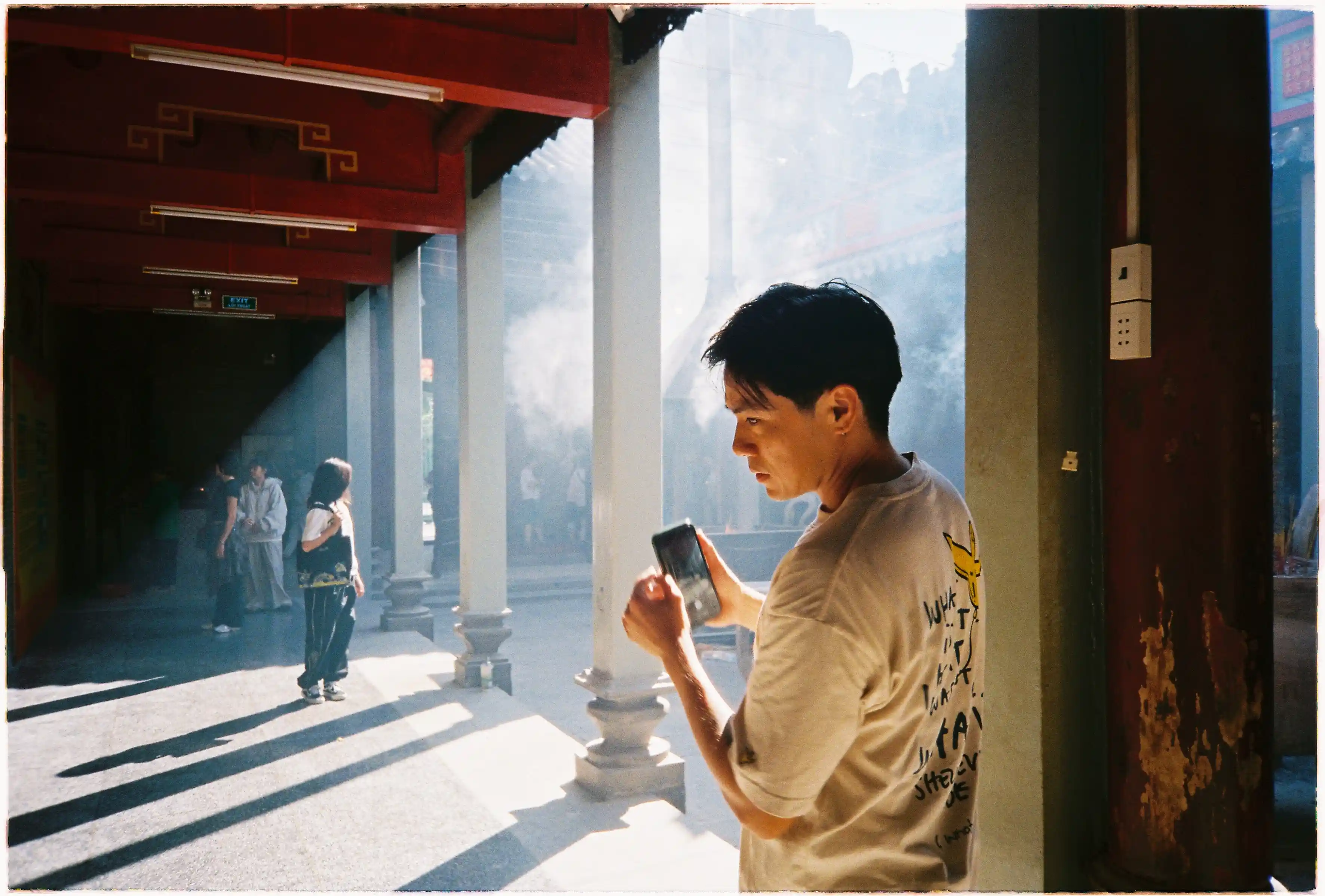 Vệt nắng chiếu qua làn khói hương trong chùa: Ảnh chụp cân bằng sáng tốt giữa vùng tối và vùng sáng từ Fuji Cardia Everyday OP - Fuji 400