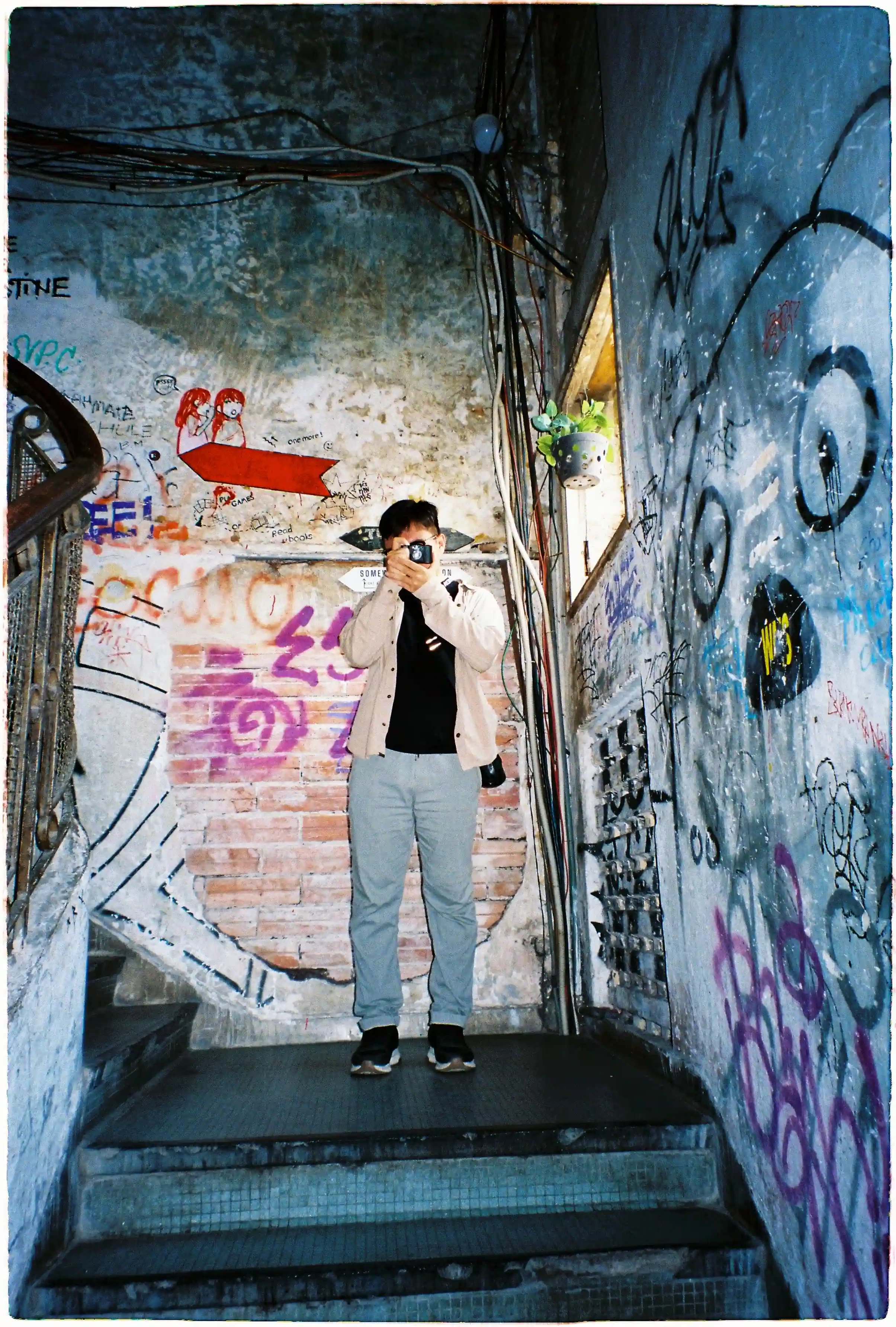 Đèn flash của Canon Autoboy EPO đánh sáng mạnh, làm nổi bật chủ thể và các hình vẽ graffiti.