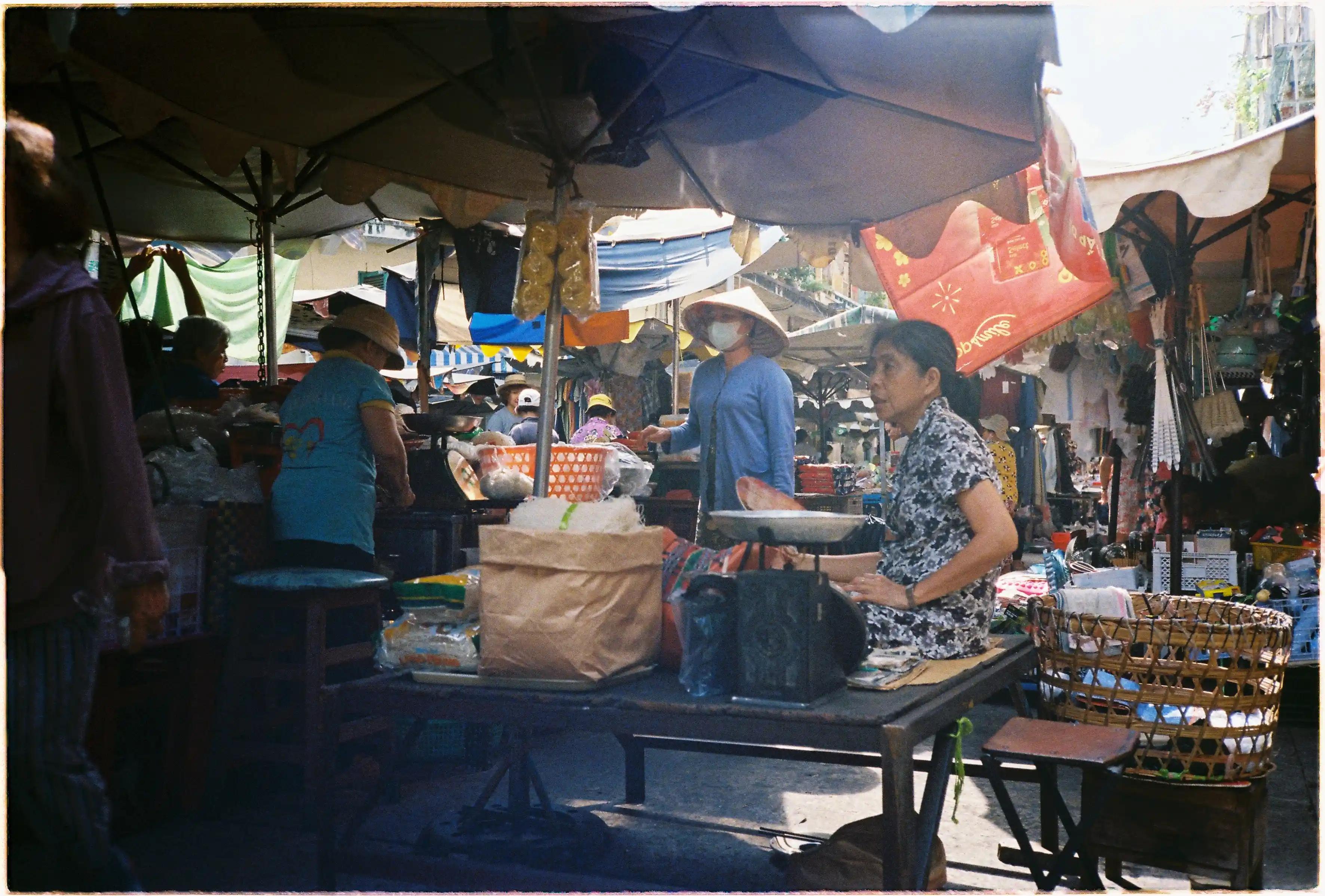 Ảnh chụp ngược sáng tại chợ Nhà Giàu ở khu người Hoa bởi Nikon L35 AF