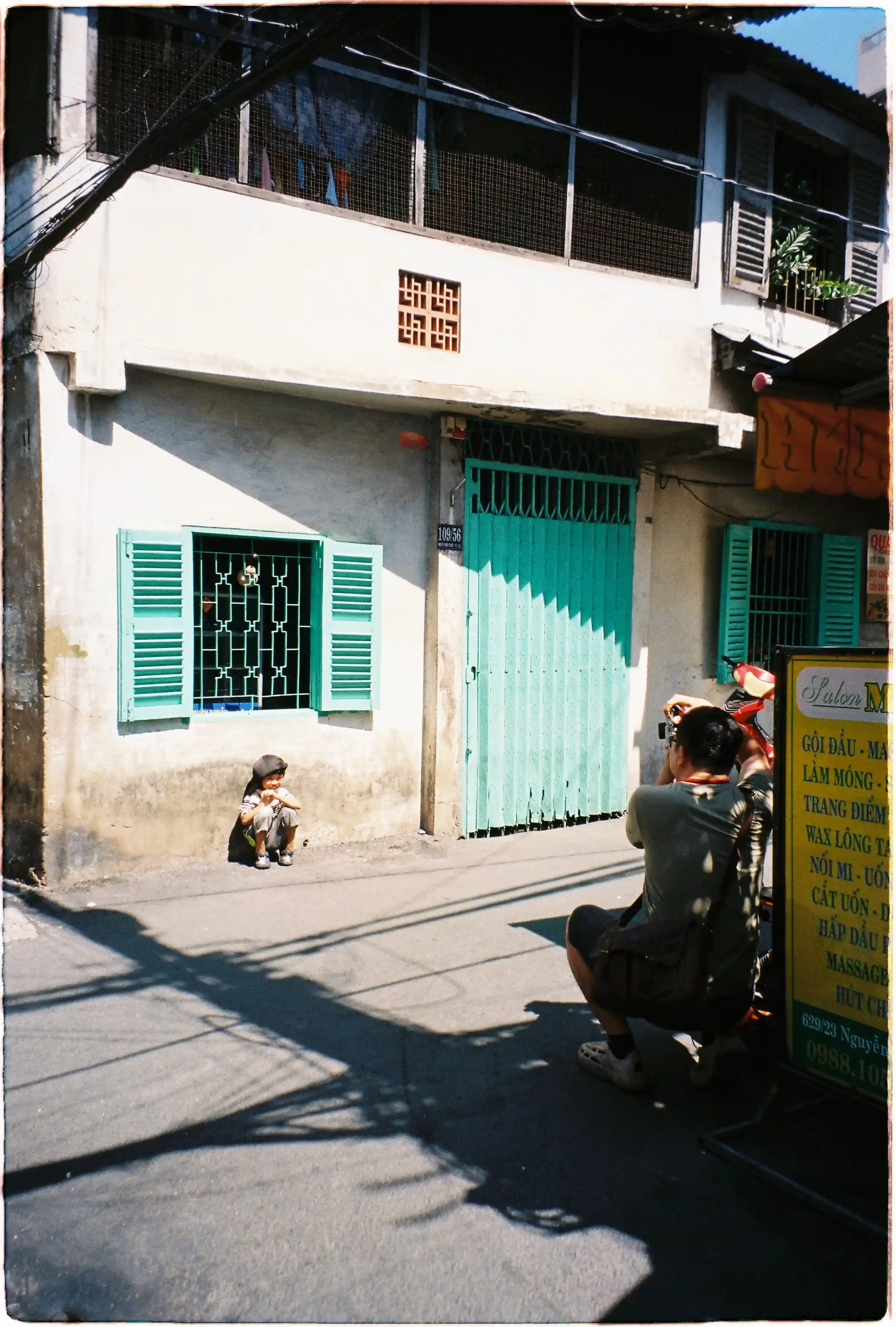 Konica Lexio 70 đo sáng tốt dù trong ảnh có nhiều vùng sáng tối xen kẽ nhau - Fuji 400