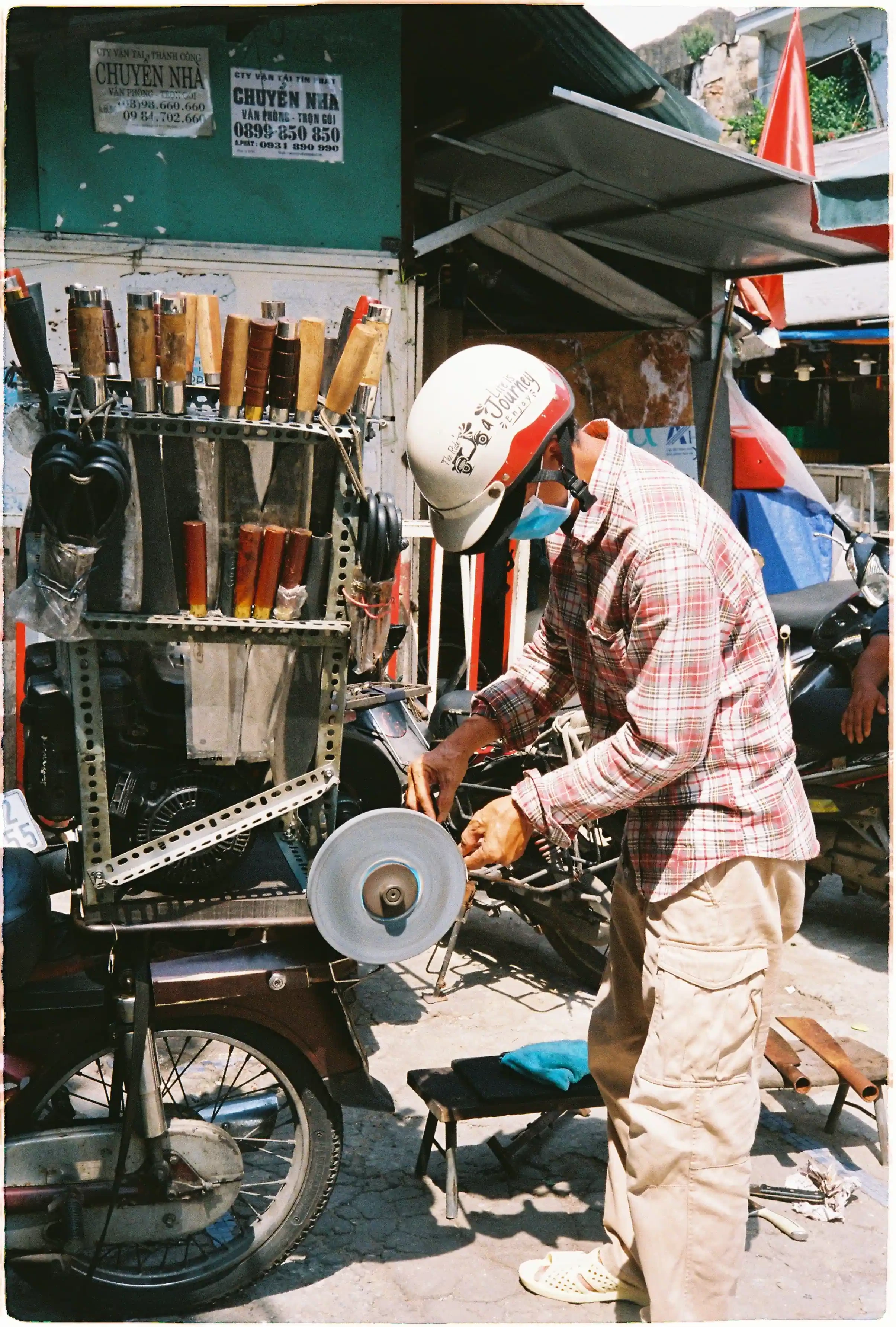 Khoảnh khắc đời thường: Người thợ mài dao dạo tại Việt Nam, ảnh chụp từ máy film compact Rollei 35 SE. Rollei 35 SE, f/11, 1/500s, Fuji 400