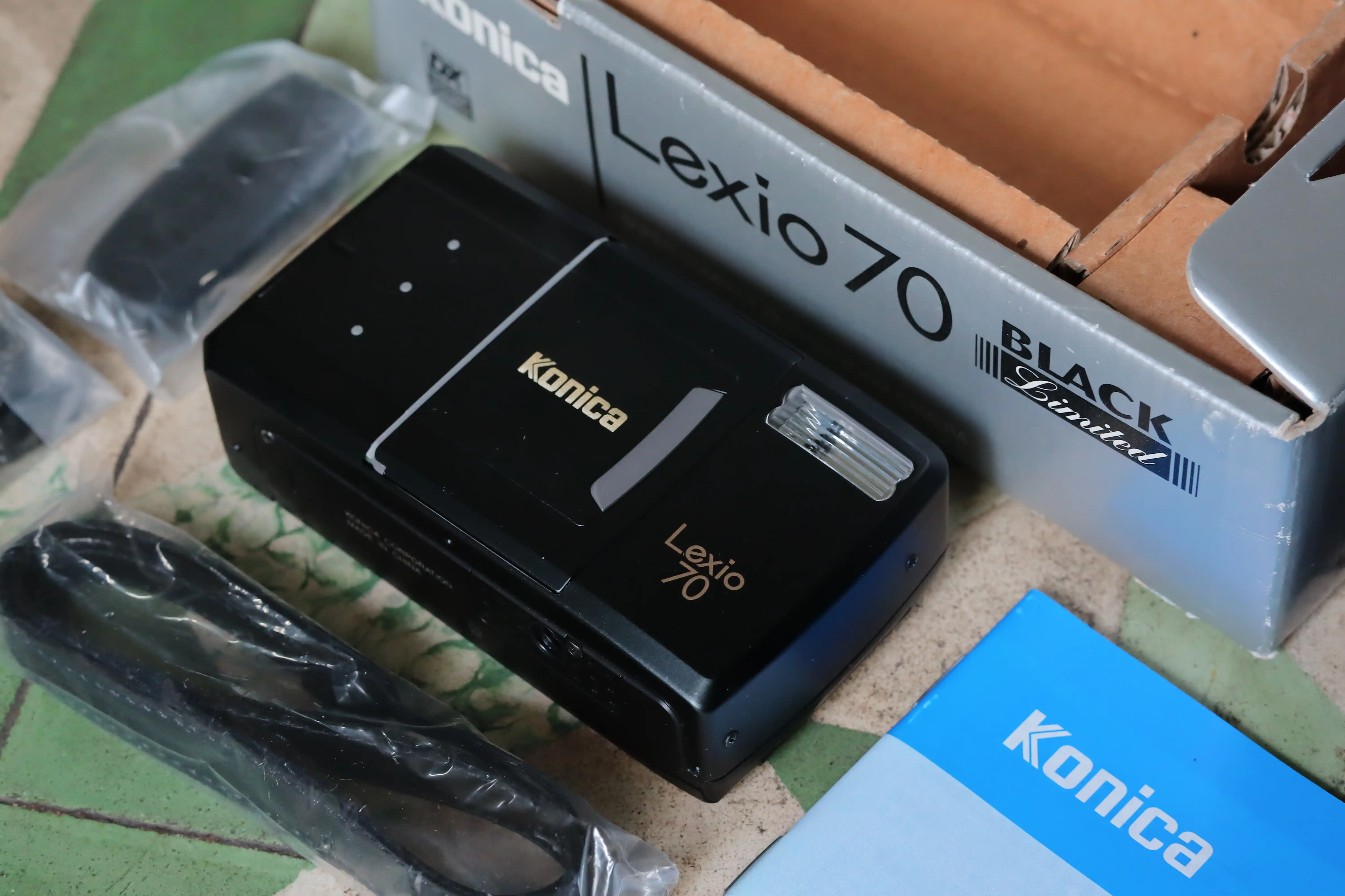 Konica Lexio 70 phiên bản giới hạn màu đen cùng hộp và phụ kiện