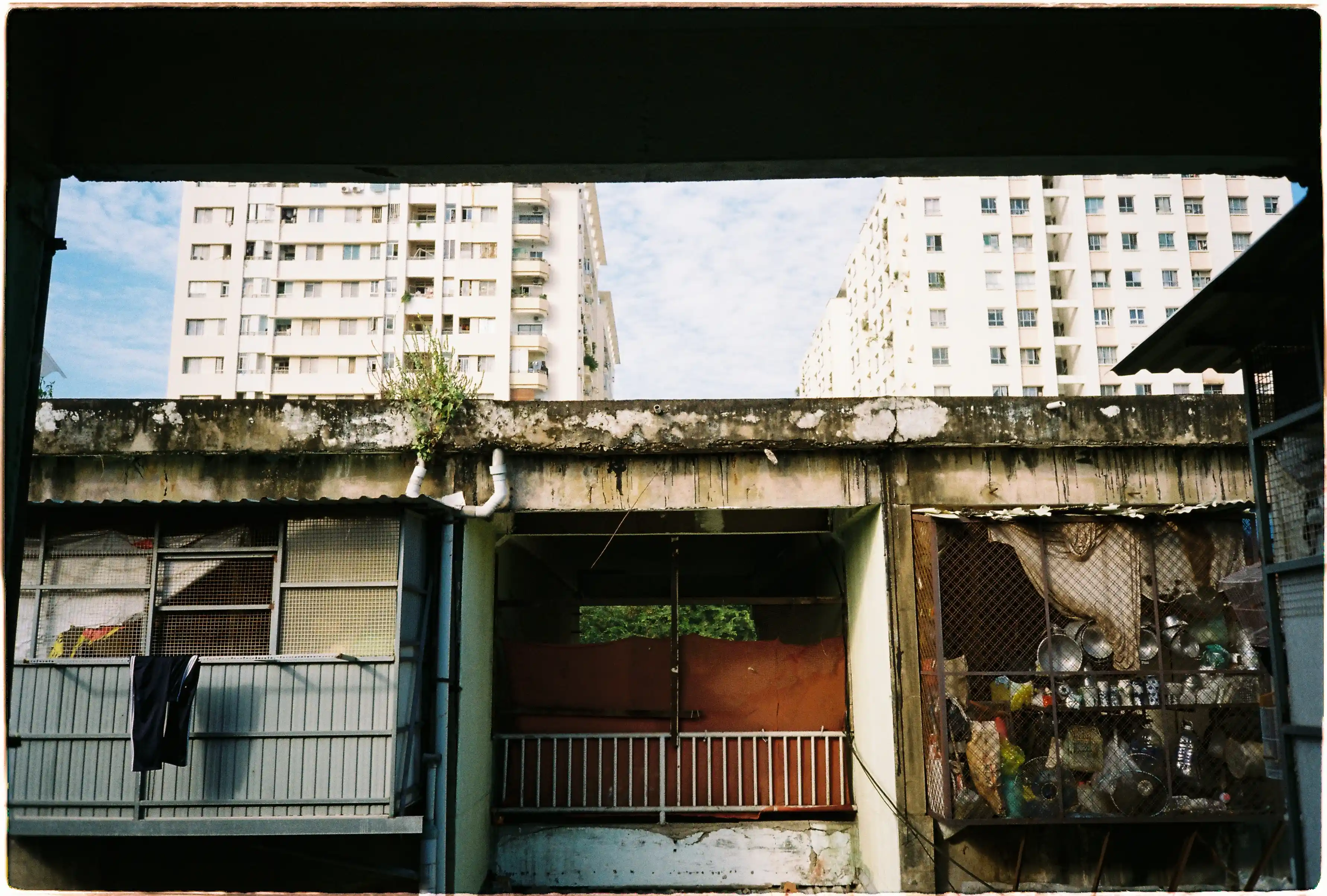 Test ống kính Super-EBC Fujinon 28mm trong điều kiện xuôi sáng: Chi tiết tòa nhà sắc sảo, màu sắc trong trẻo - Kodak Gold 200