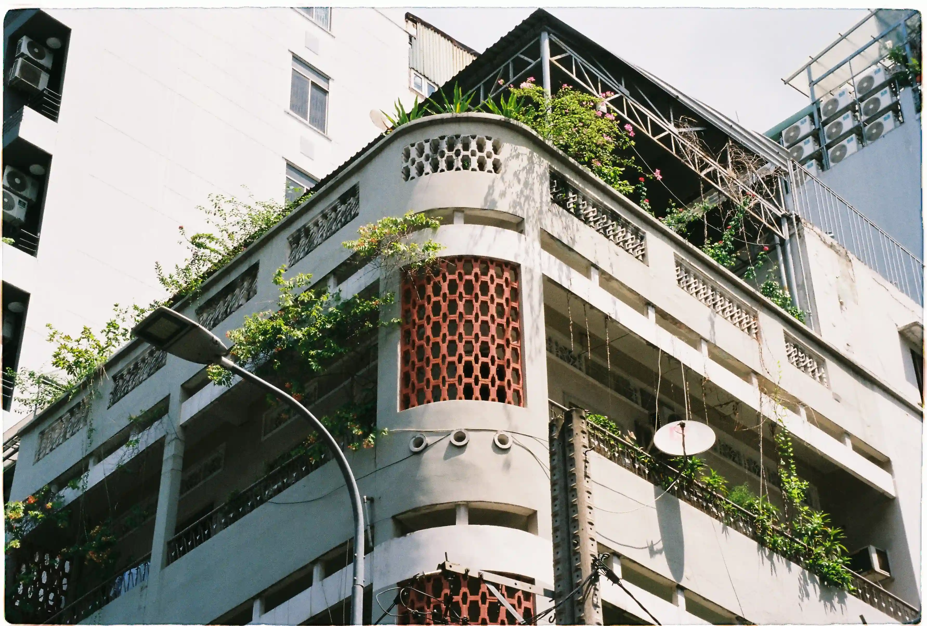 Một tòa nhà Modernist ở Sài Gòn, tiêu cự khoảng 50-60mm - Olympus Citia 160, Fuji 400
