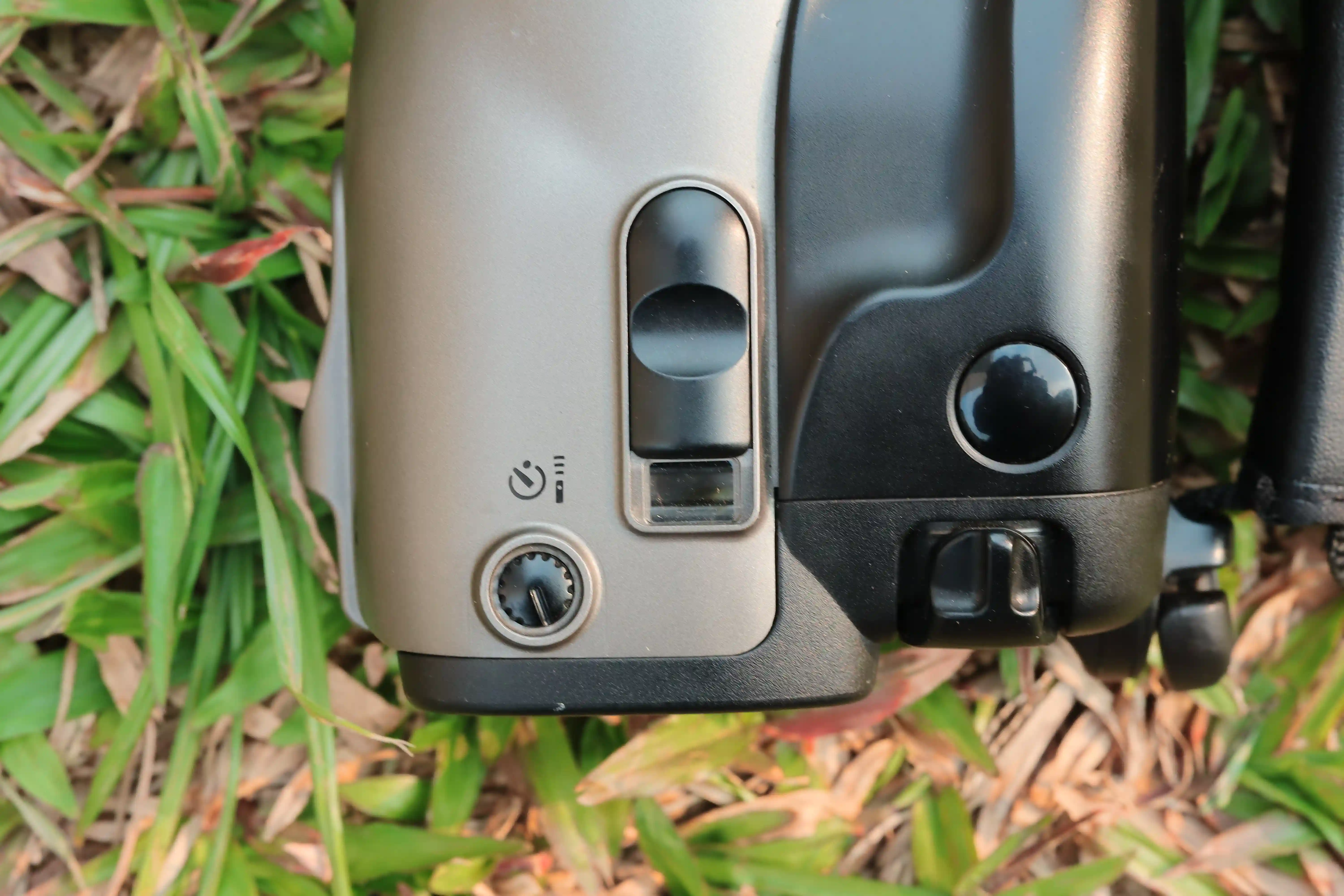 Ống ngắm ngang hông (waist level viewfinder) của Canon Autoboy Jet