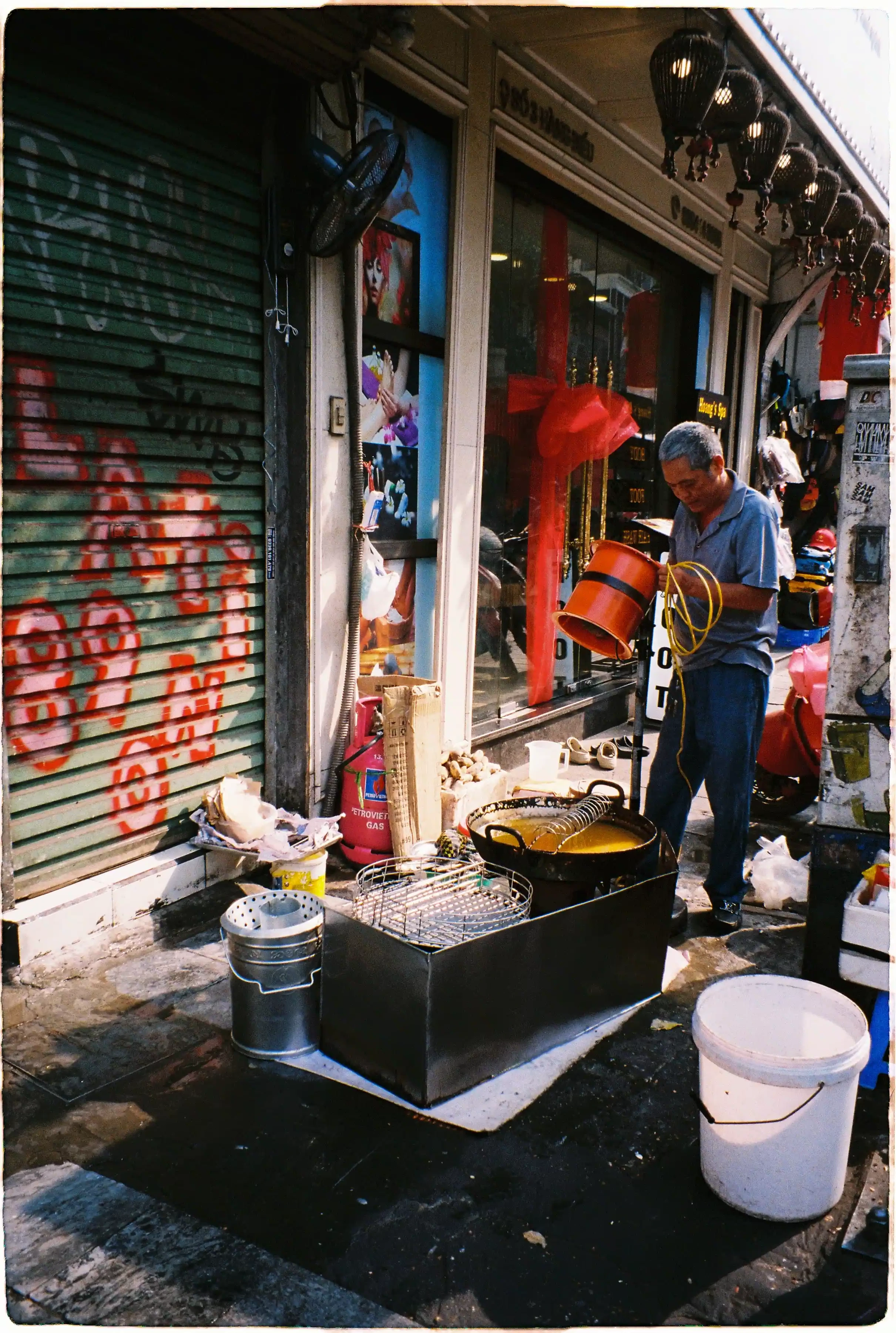 Ảnh đời thường người bán hàng rong: Pentax Espio 120 SW II xử lý tách bạch rõ ràng giữa vùng nắng gắt và bóng đổ sẫm màu - Fuji 400